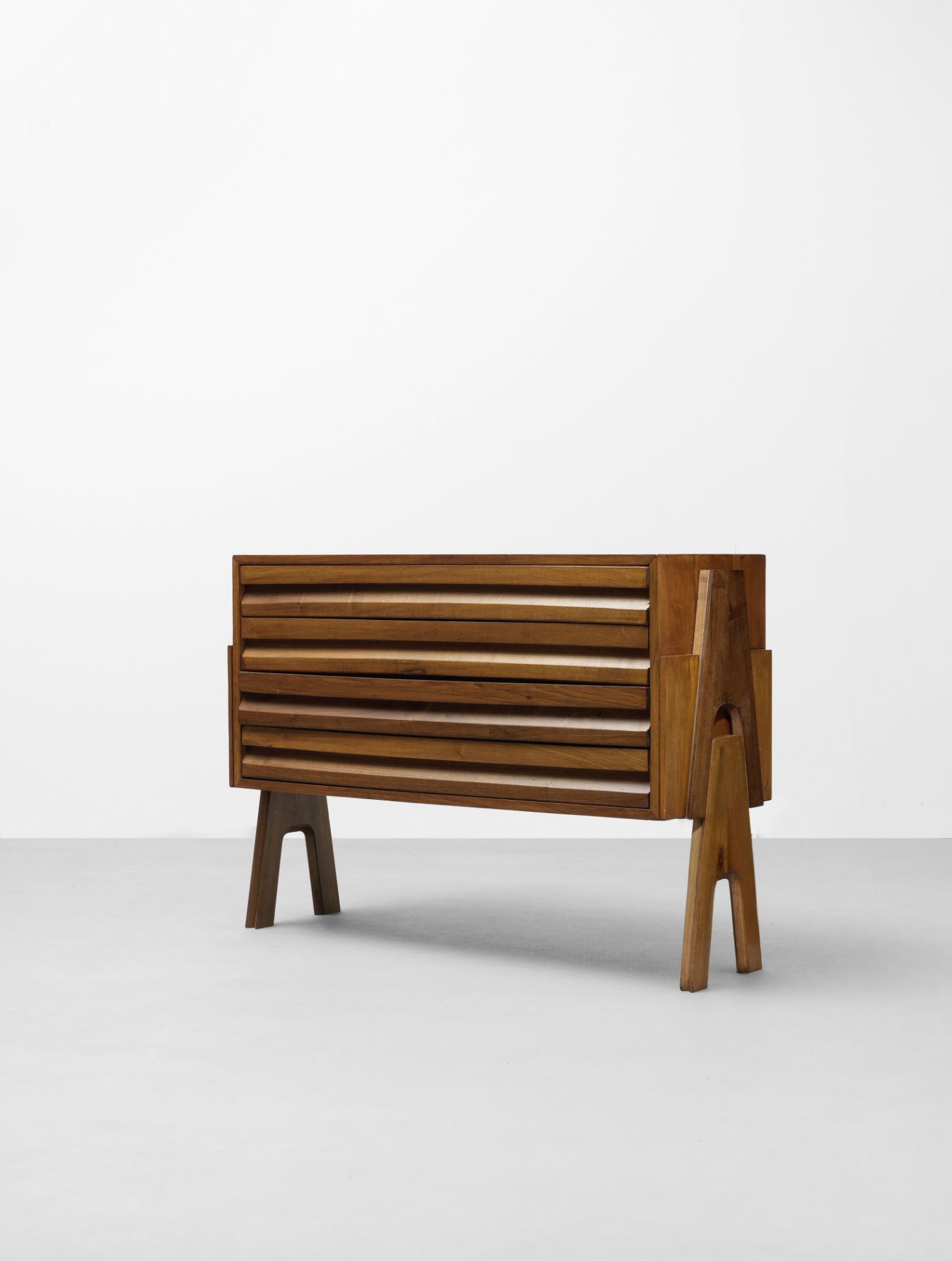 ANGELO MANGIAROTTI & BRUNO MORAZZUTTI Commode modulablecirca 1955Production Frigero, en noyer et ...