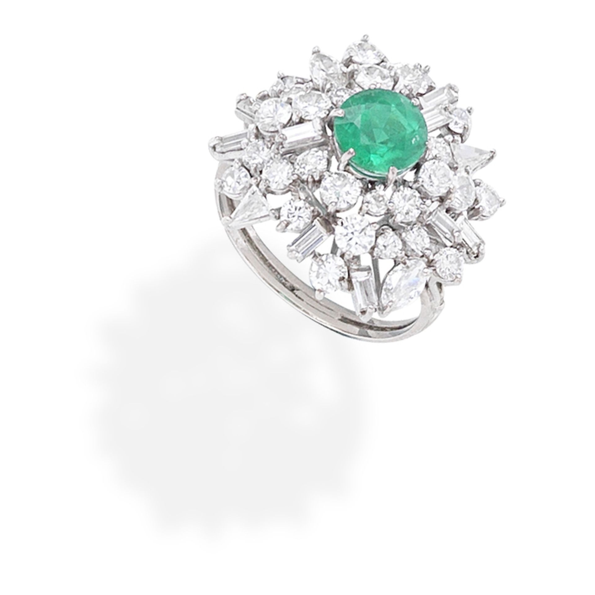 DIAMOND CLUSTER RING WITH LATER SOUD&#201; EMERALD, - Bild 2 aus 2