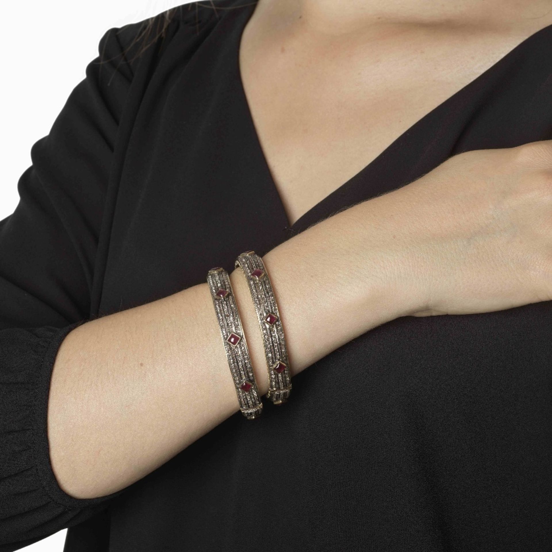 PAIRE DE BRACELETS RUBIS ET DIAMANTS - Image 3 of 3