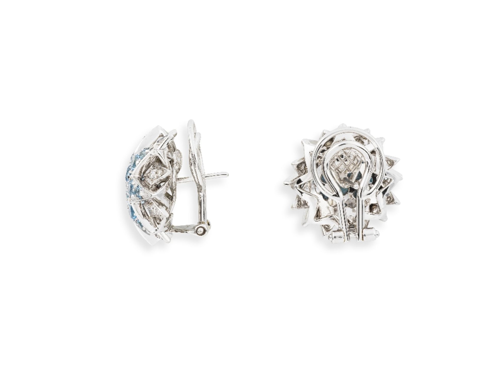 PAIRE DE BOUCLES D'OREILLE TOPAZES BLEUES ET DIAMANTS - Image 2 of 2