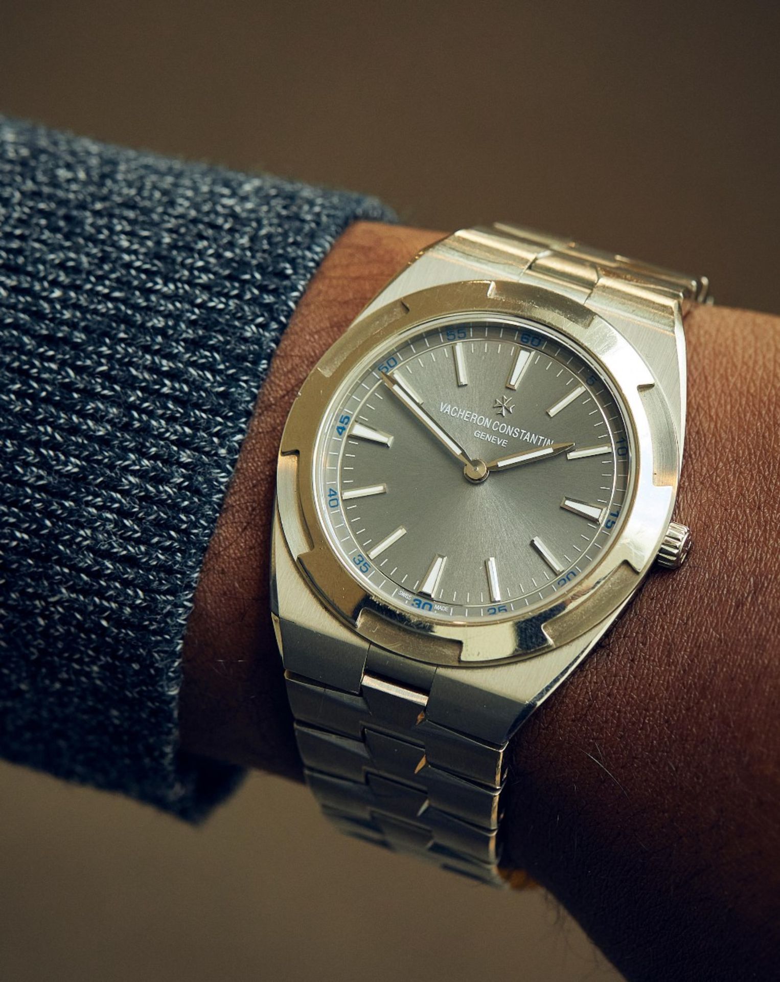 Vacheron Constantin. A fine and rare 18K white gold automatic bracelet watch Overseas, Ref: 2000... - Bild 4 aus 4