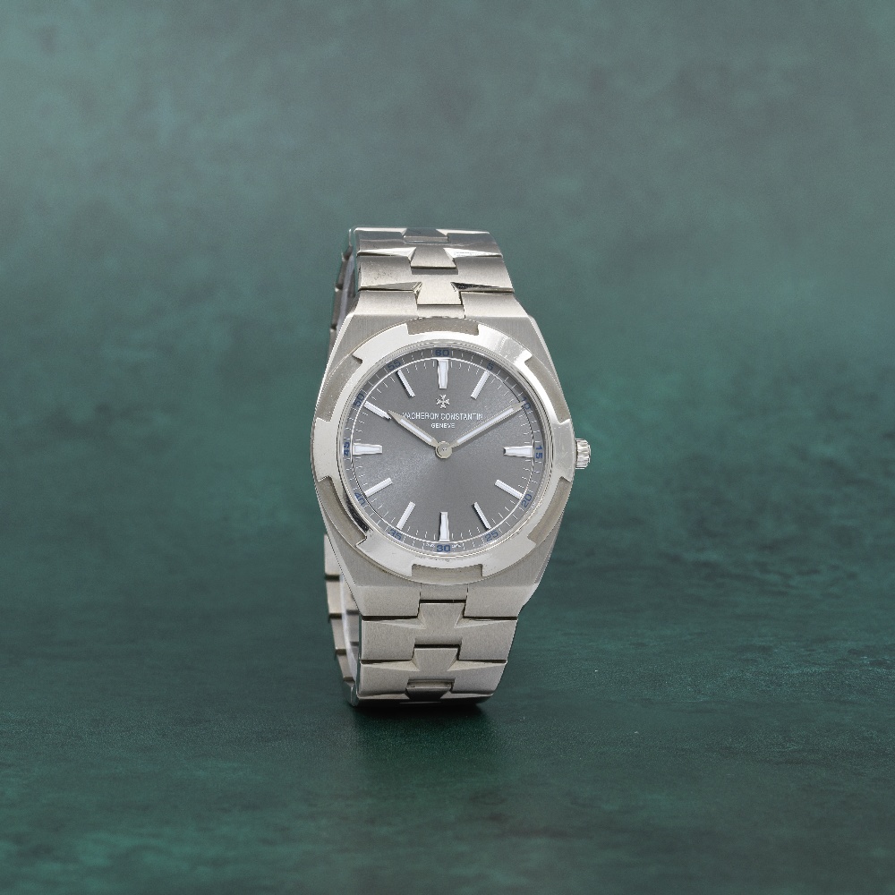 Vacheron Constantin. A fine and rare 18K white gold automatic bracelet watch Overseas, Ref: 2000... - Image 2 of 4