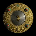 MIROIR D'ORACLE EN ACIER ET ALLIAGE DE CUIVRE REPOUSS&#201; ET DOR&#201; TIBET, XIXE SI&#200;CLE