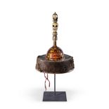 CHAPEAU D'ORACLE DE NECHUNG EN PAPIER-M&#194;CH&#201;, BOIS ET FOURRURE TIBET OU MONGOLIE, XVIII...