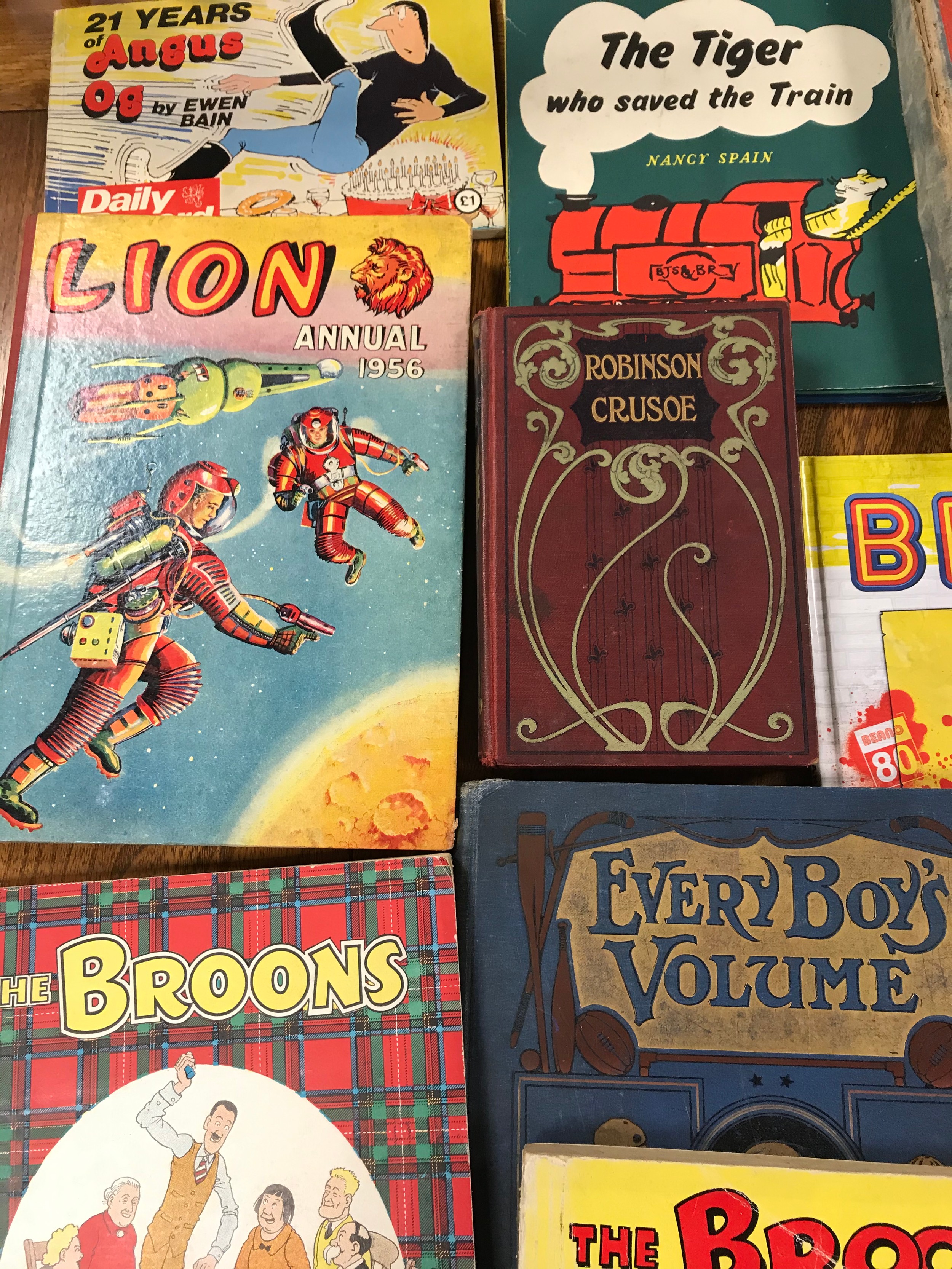 Selection of Annuals to include 1952 The Broons, The Beano, Donald Duck, Robinson Crusoe, The Lion - Bild 2 aus 10