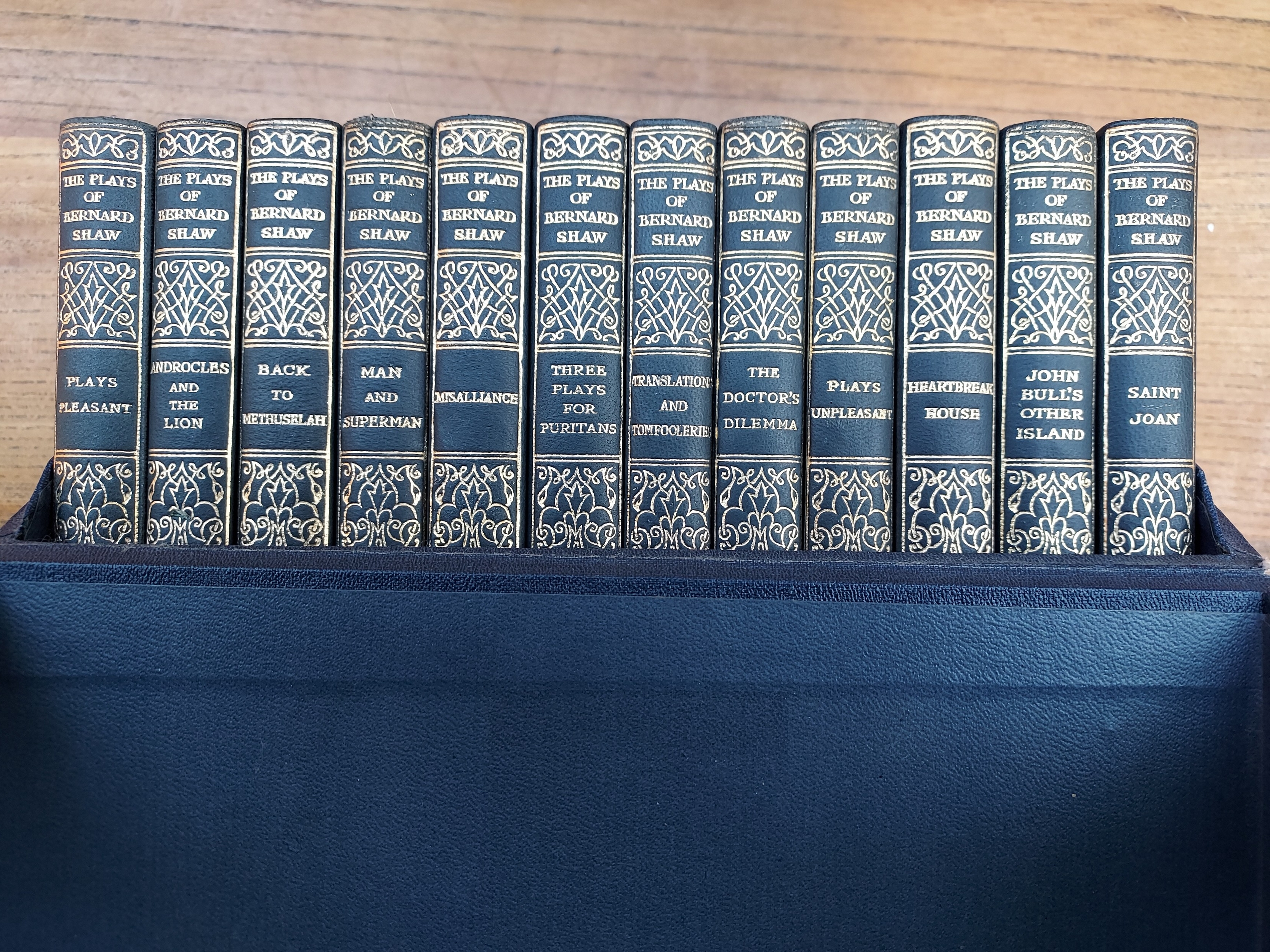 12 Pocket Collators Plays By George Bernard Shaw in Presentation Box In Very Good Condition. The