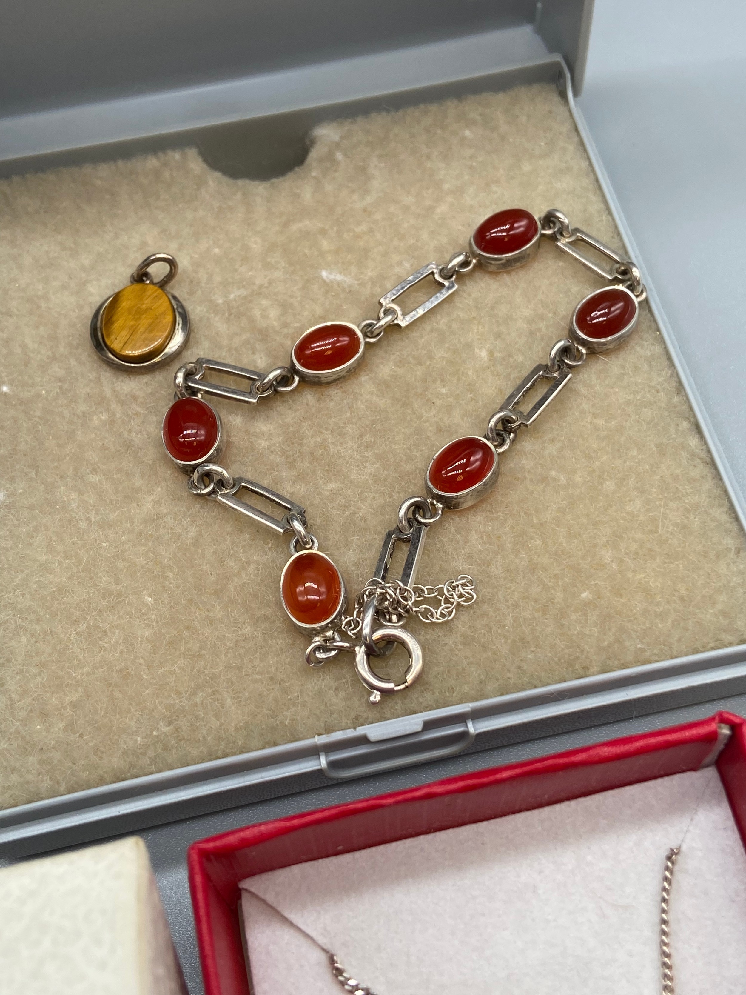 A Selection of Amber and Red stone silver jewellery to include Rings, bracelets and earring sets - Image 4 of 5