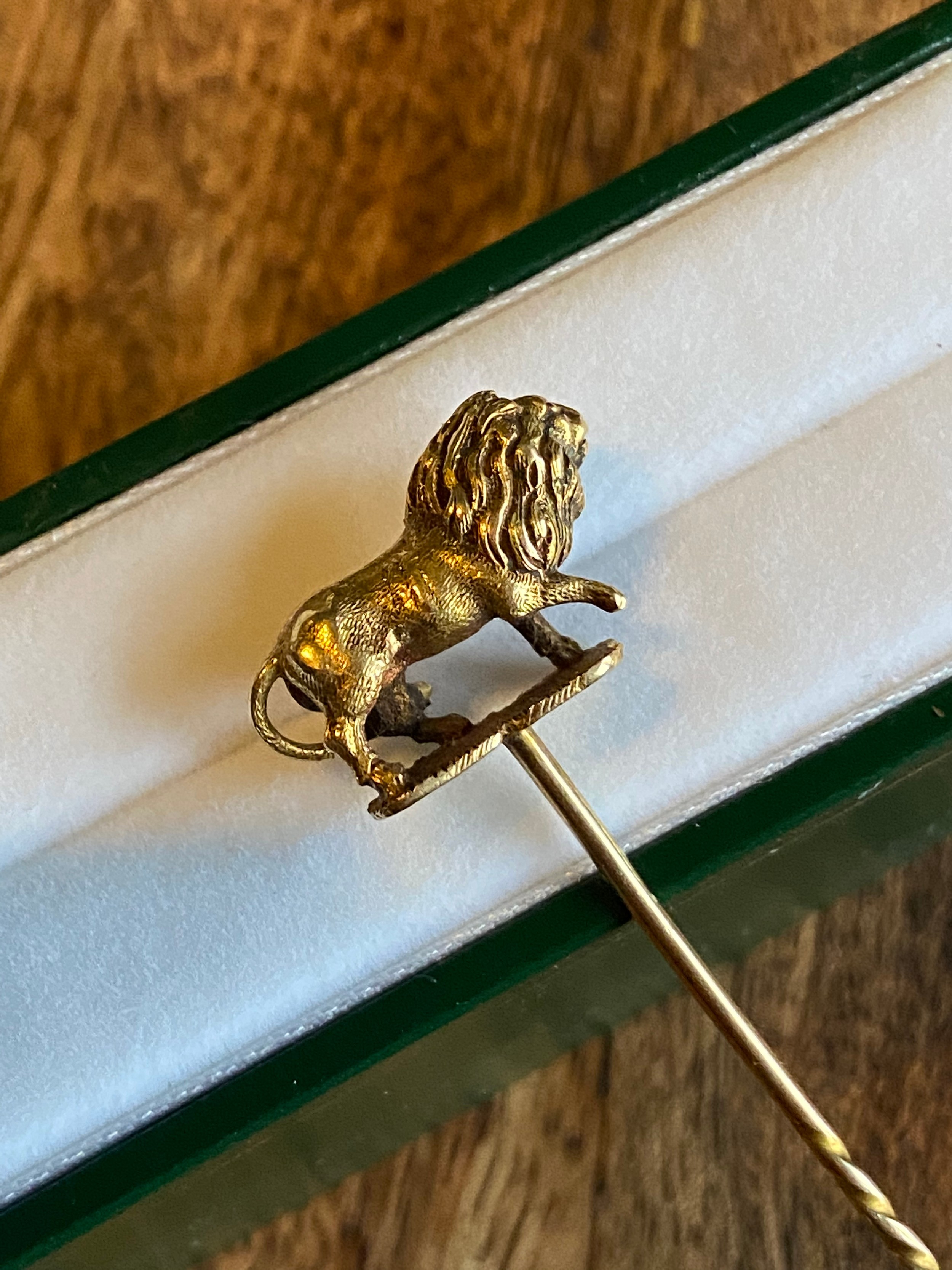 Antique gold pin with a gold lion figure finial [8.5cm in length] [7.35grams]