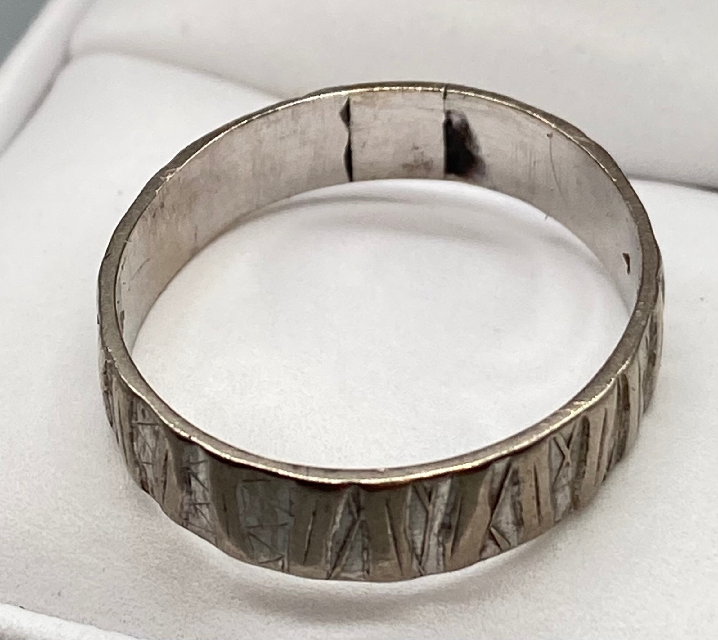 An 18ct white gold tree bark design wedding band [Ring size R][3.89grams] - Image 3 of 3