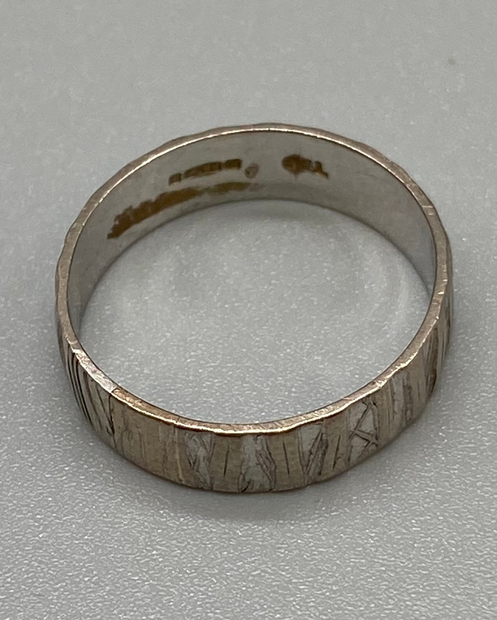 An 18ct white gold tree bark design wedding band [Ring size R][3.89grams]