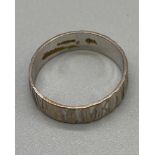 An 18ct white gold tree bark design wedding band [Ring size R][3.89grams]