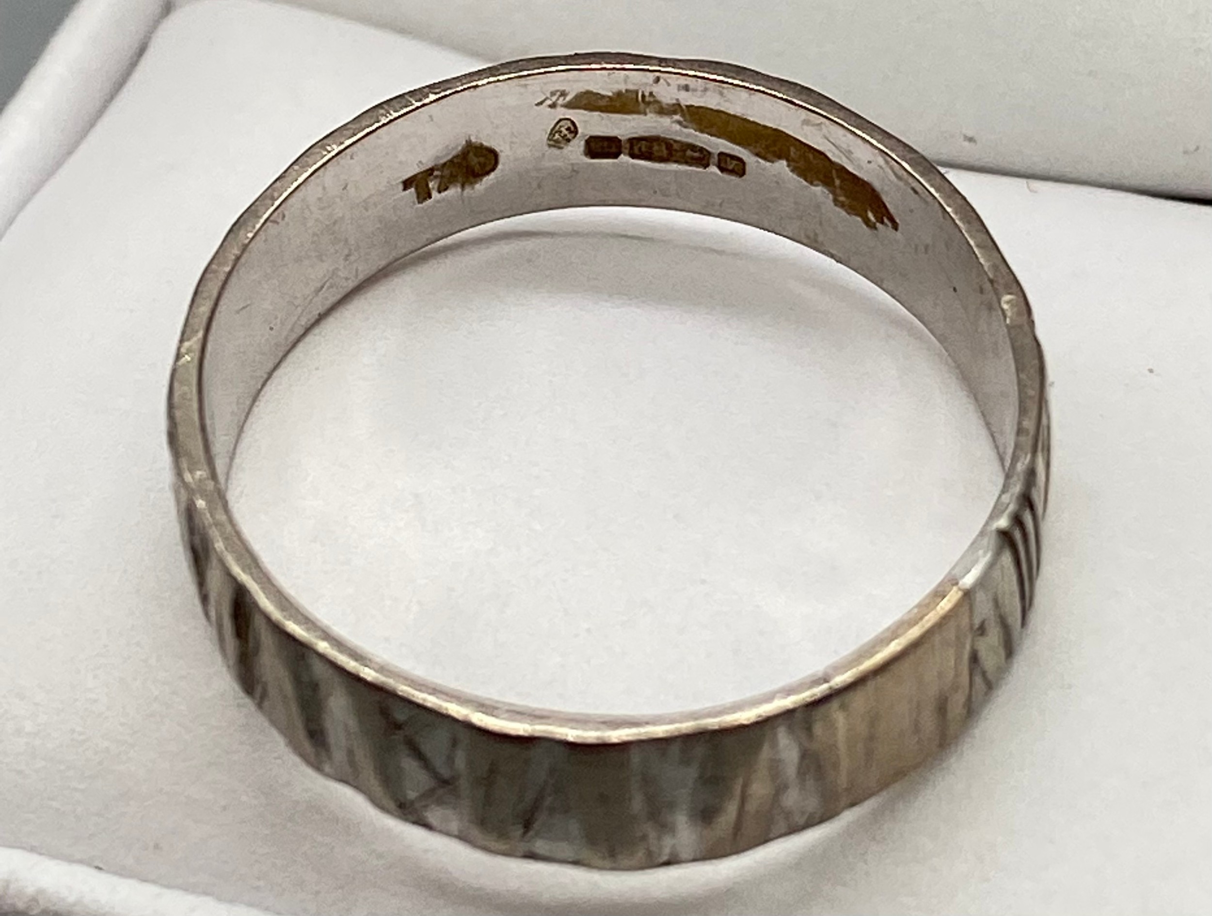 An 18ct white gold tree bark design wedding band [Ring size R][3.89grams] - Image 2 of 3