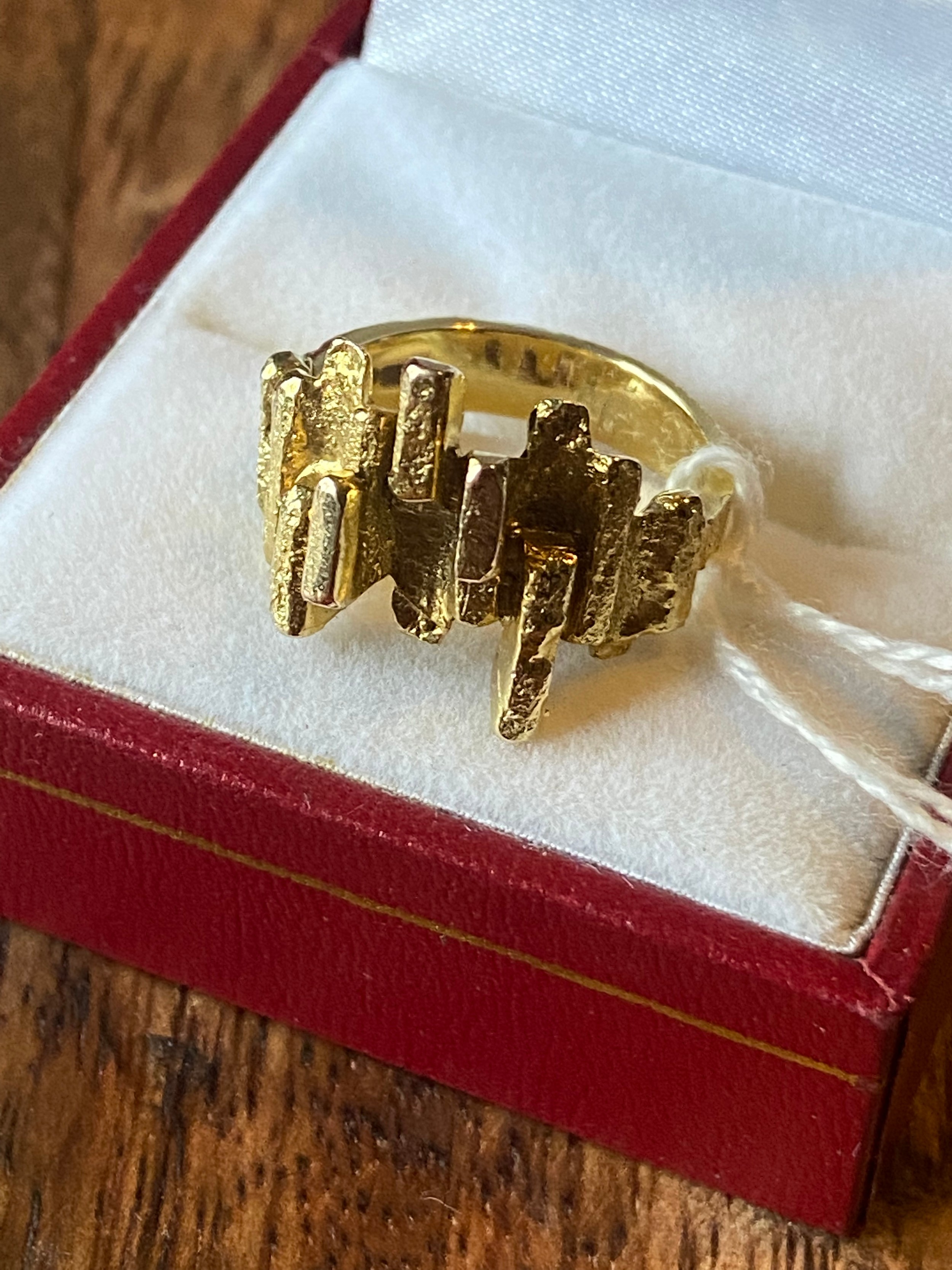 An unusual ladies 9ct yellow gold ring. [Ring size L][6.01grams]