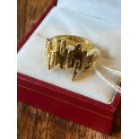 An unusual ladies 9ct yellow gold ring. [Ring size L][6.01grams]