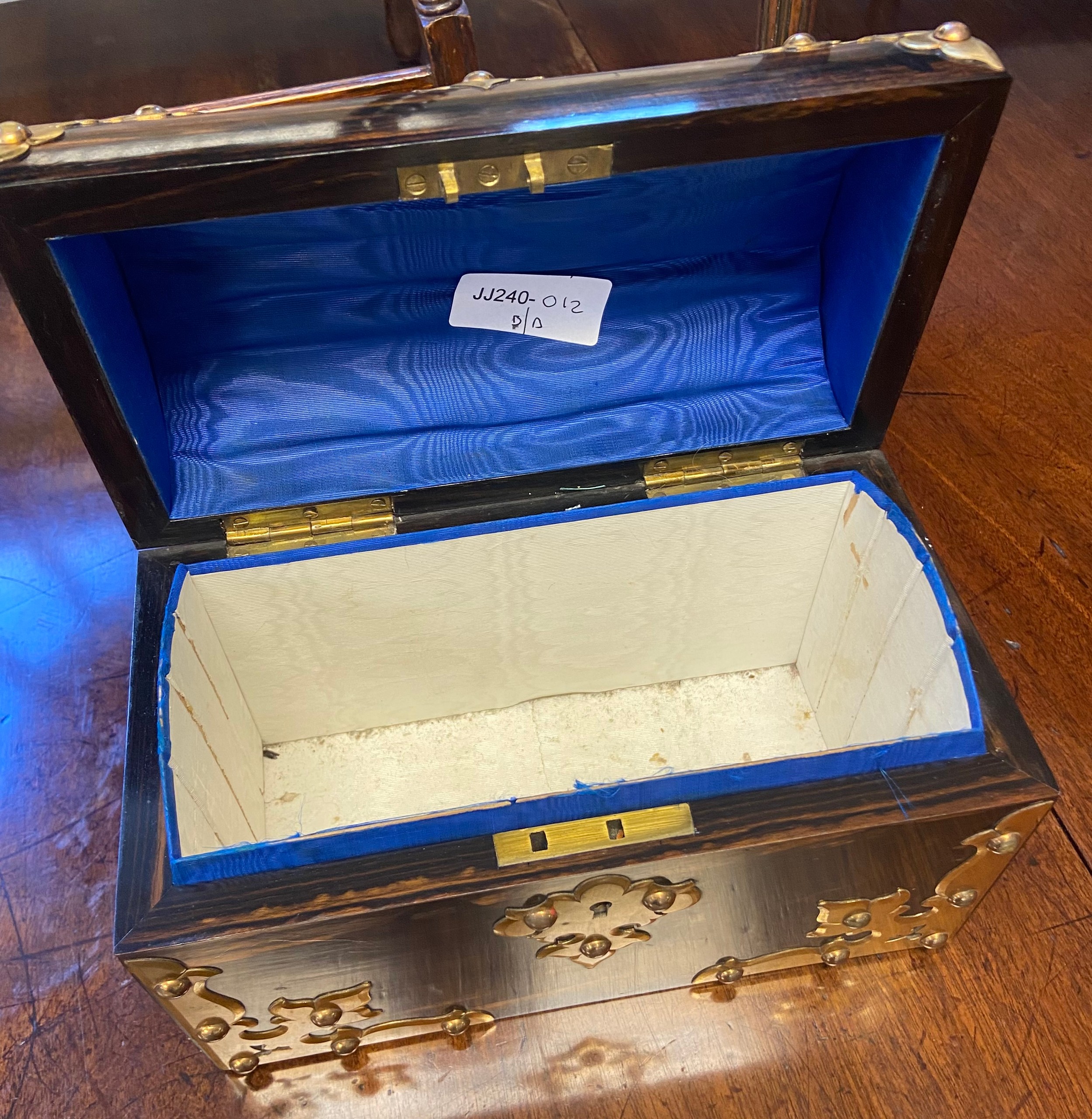 Victorian dome-lid tea caddy, with decorative brass embellishments - Image 5 of 5