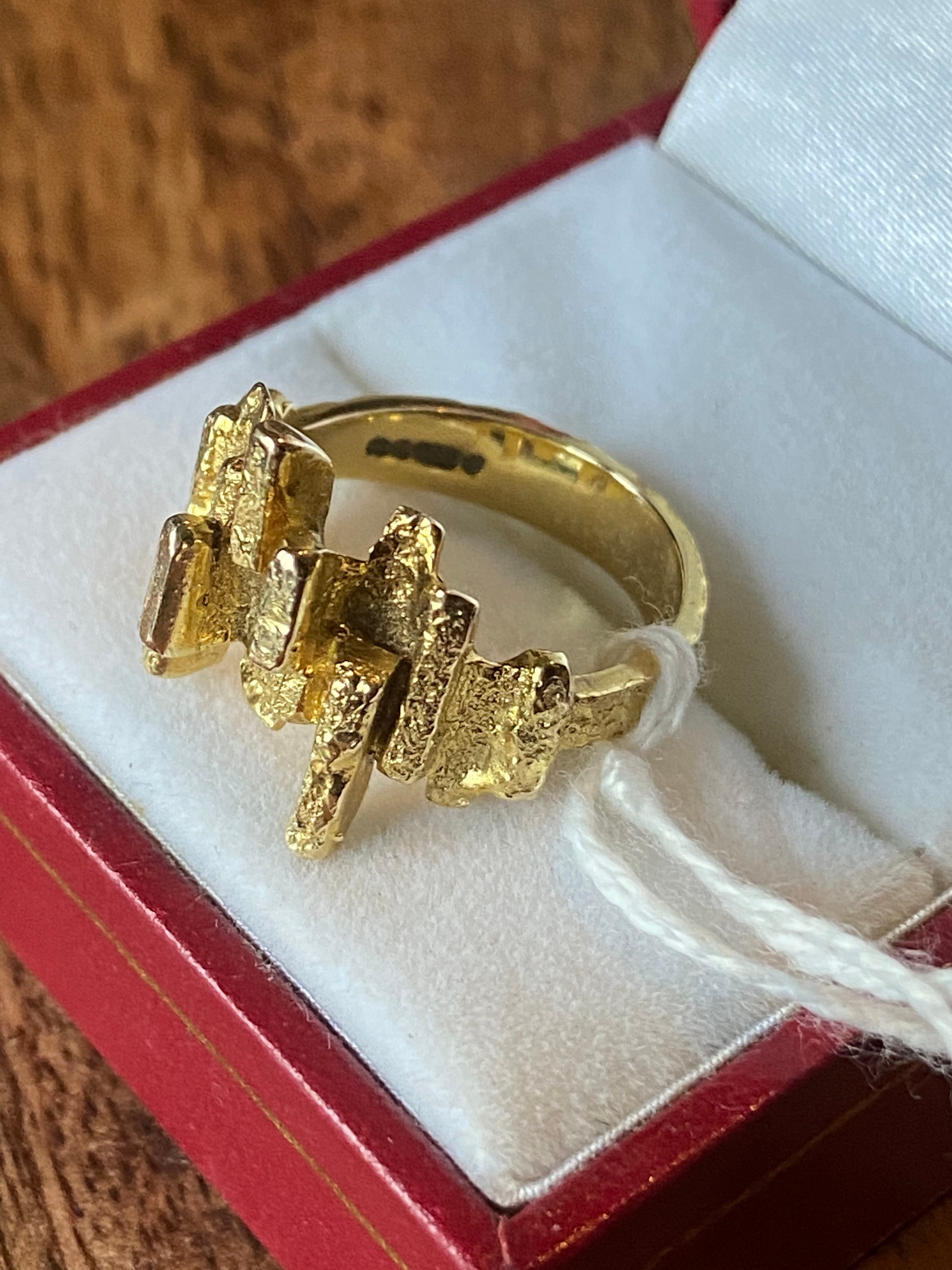 An unusual ladies 9ct yellow gold ring. [Ring size L][6.01grams] - Image 2 of 3