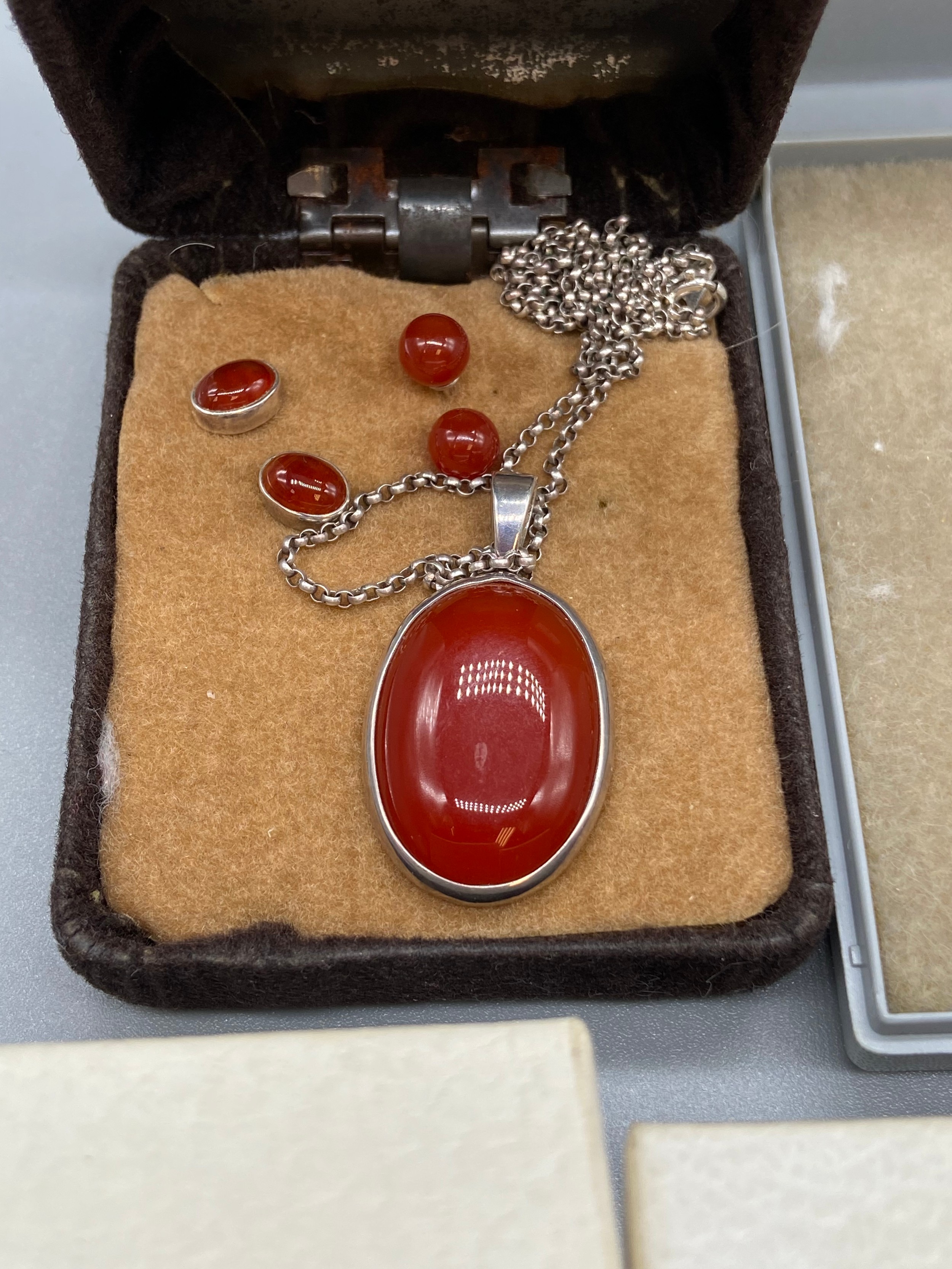 A Selection of Amber and Red stone silver jewellery to include Rings, bracelets and earring sets - Image 5 of 5