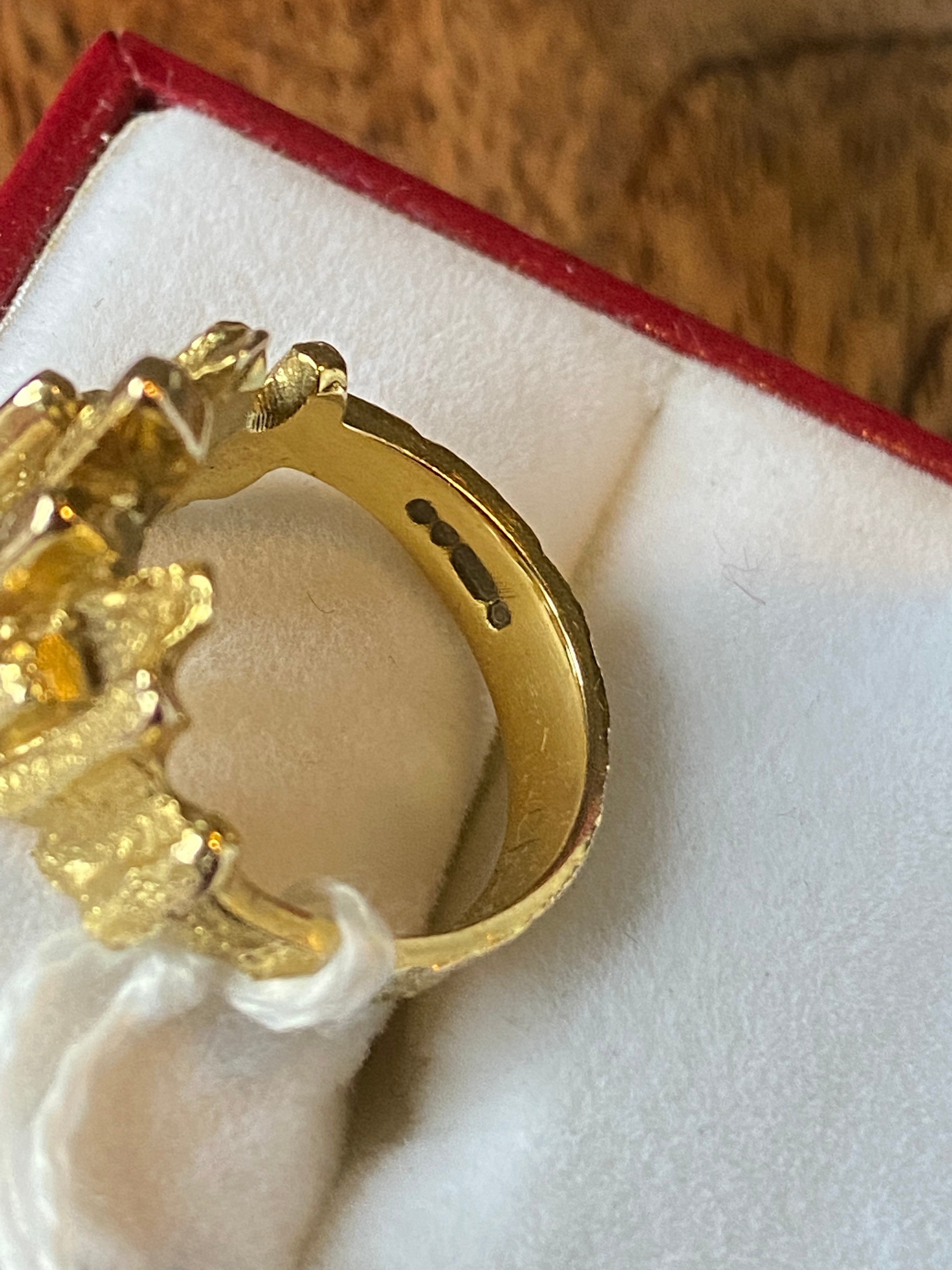 An unusual ladies 9ct yellow gold ring. [Ring size L][6.01grams] - Image 3 of 3