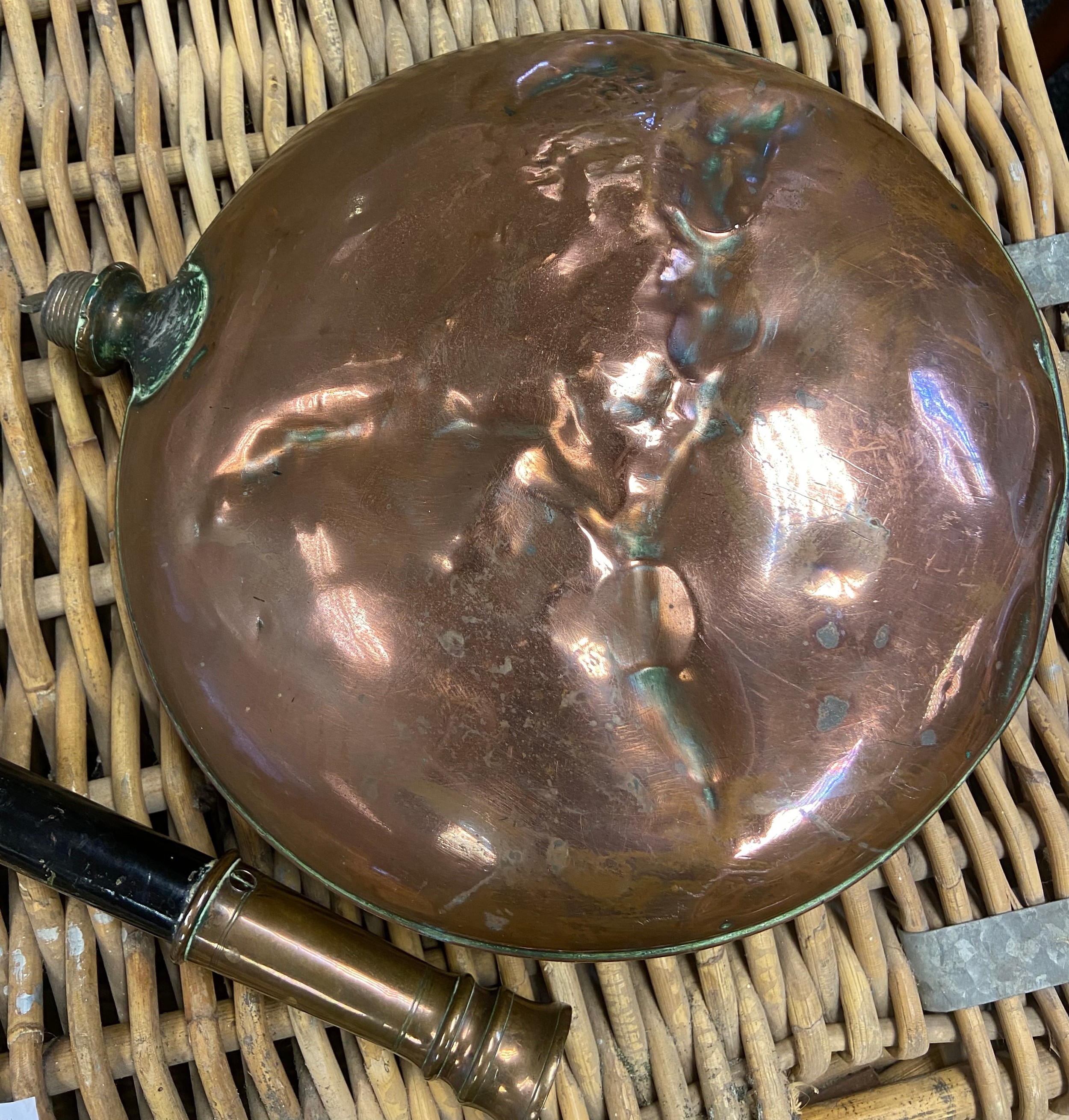 A 19th century copper bed warmer. - Image 3 of 4