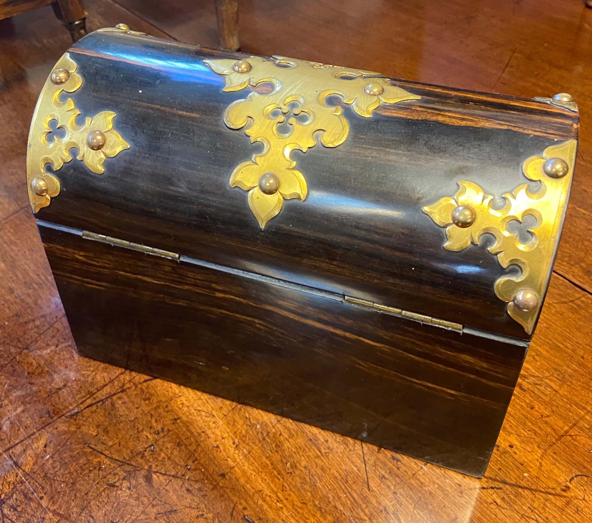 Victorian dome-lid tea caddy, with decorative brass embellishments - Image 3 of 5