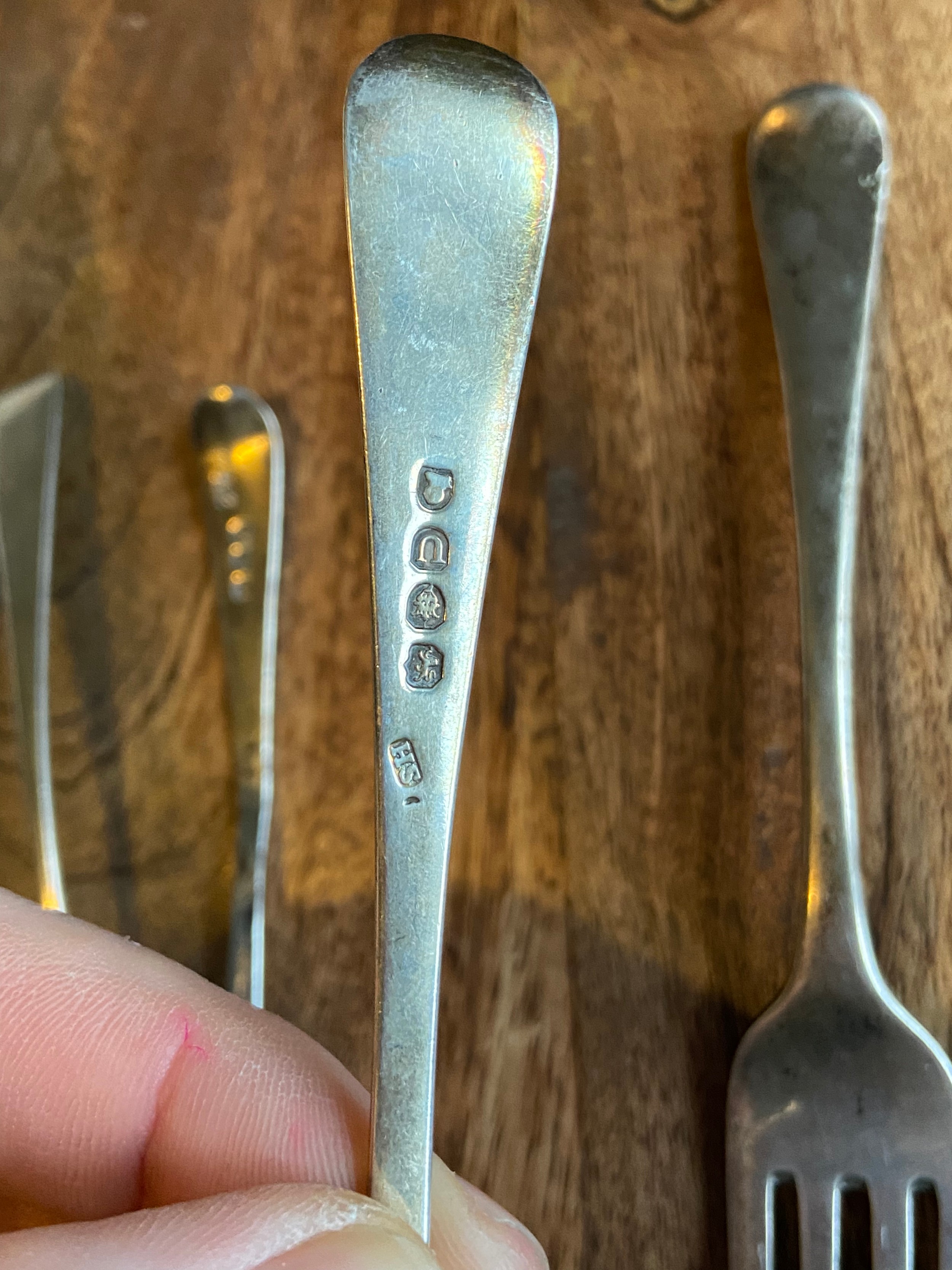 A Selection of Georgian silver flatwares to include desert forks and tea spoons. [Total weight - Image 4 of 4