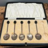 A lot of 5 Birmingham silver coffee bean spoons, comes with original box.