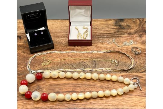 A Selection of ladies silver and gold jewellery to include 9ct yellow gold earrings, 9ct gold and - Image 1 of 5