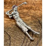 A silver figural lady golfer of brooch form. (5cm in length)