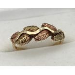 A Ladies 9ct/ 10ct yellow gold leaf design ring. [Ring size O] [2.44Grams]