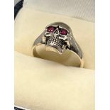 A Silver 925 skull ring with red eyes. [Ring size P]