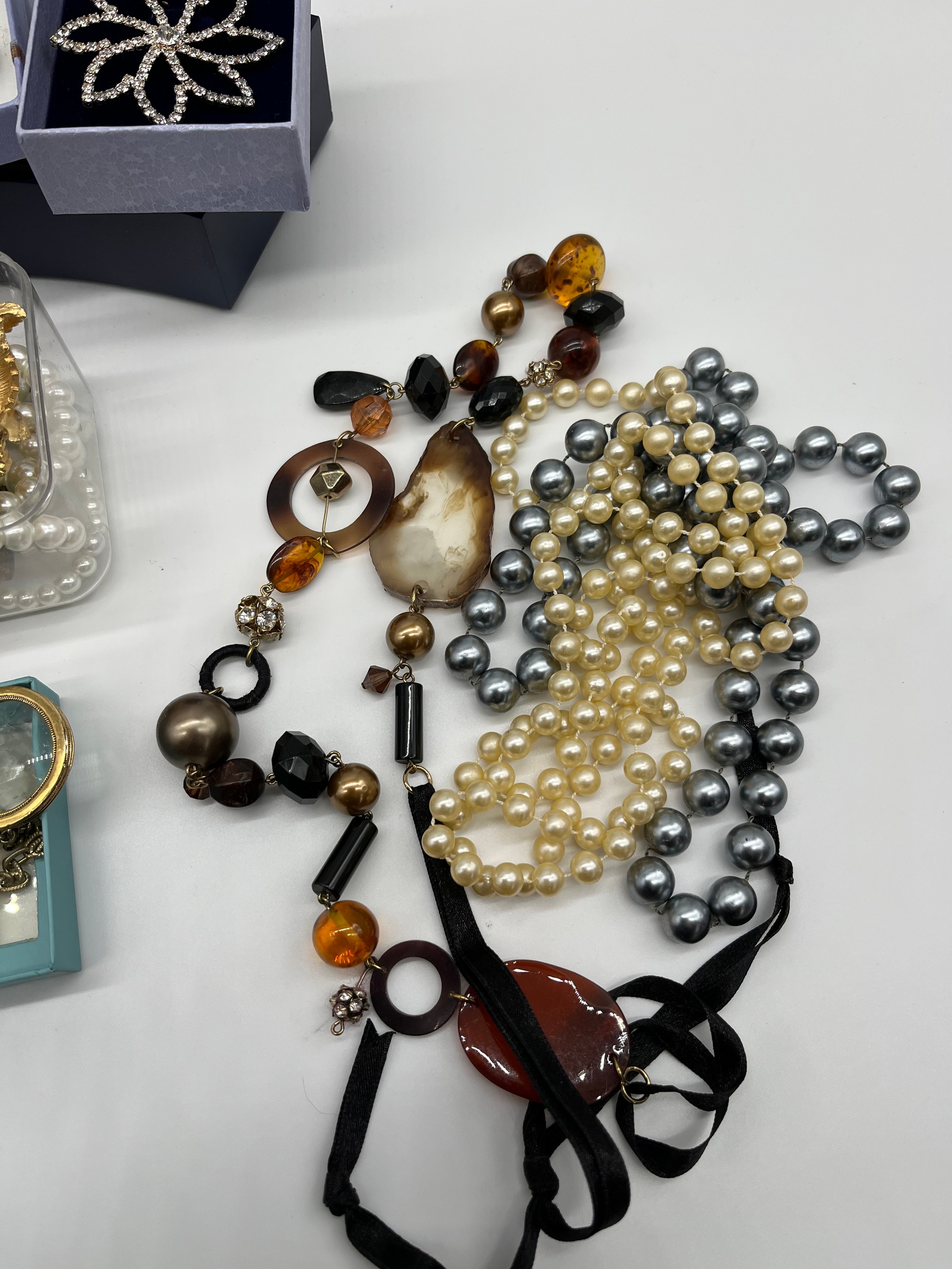 A Selection of costume jewellery necklaces and brooches - Image 4 of 4