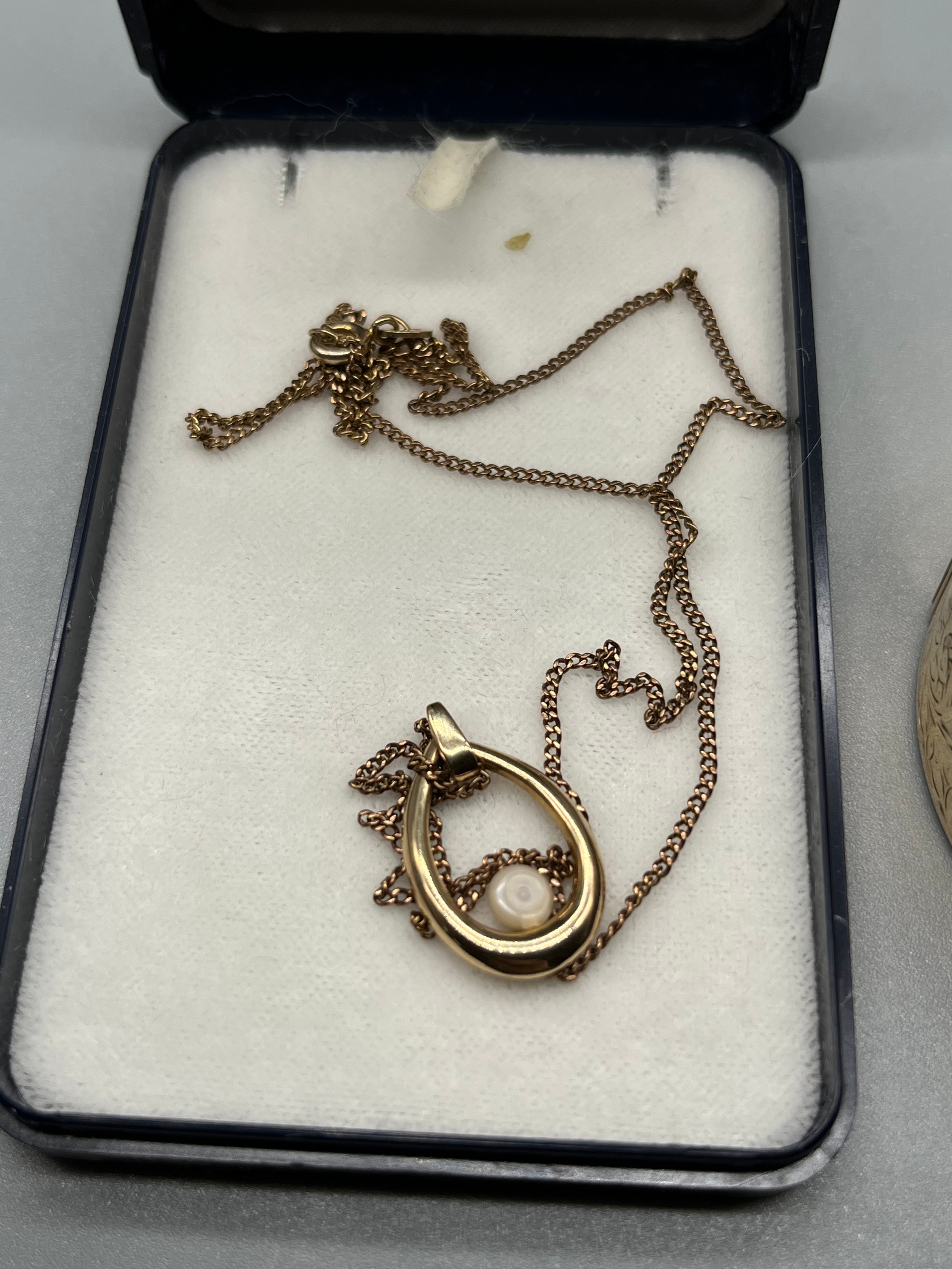 9ct gold and pearl pendant with a 9ct gold necklace. Together with a 9ct metal core bangle. [