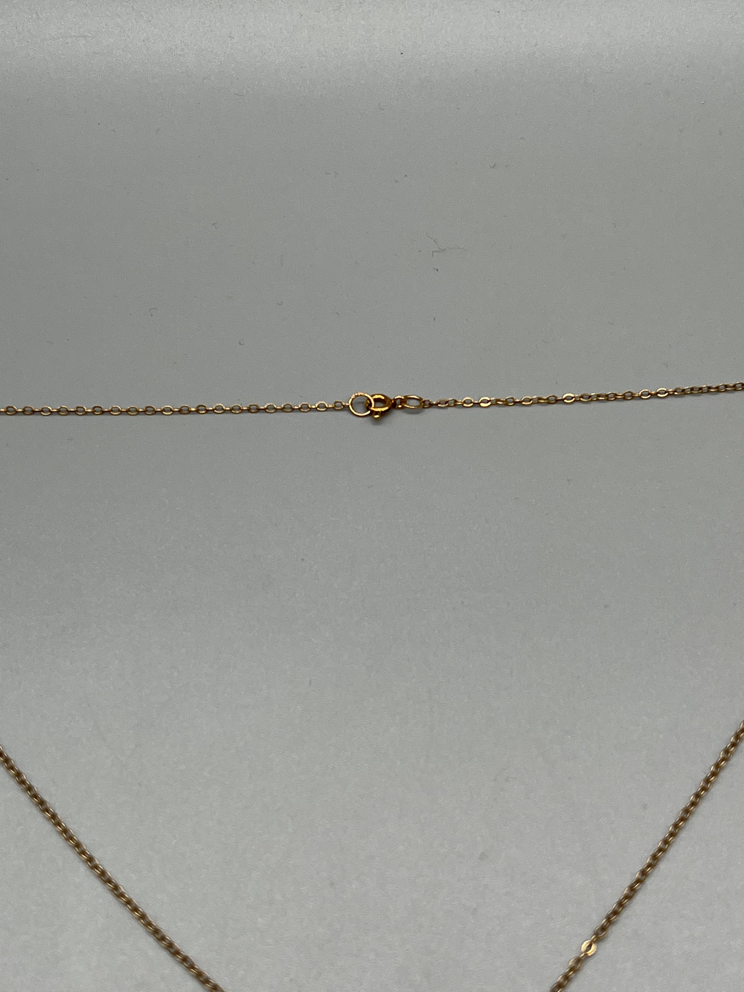 A 9ct gold pendant set with a jade stone and a 9ct gold necklace. [3.10grams] - Image 3 of 4