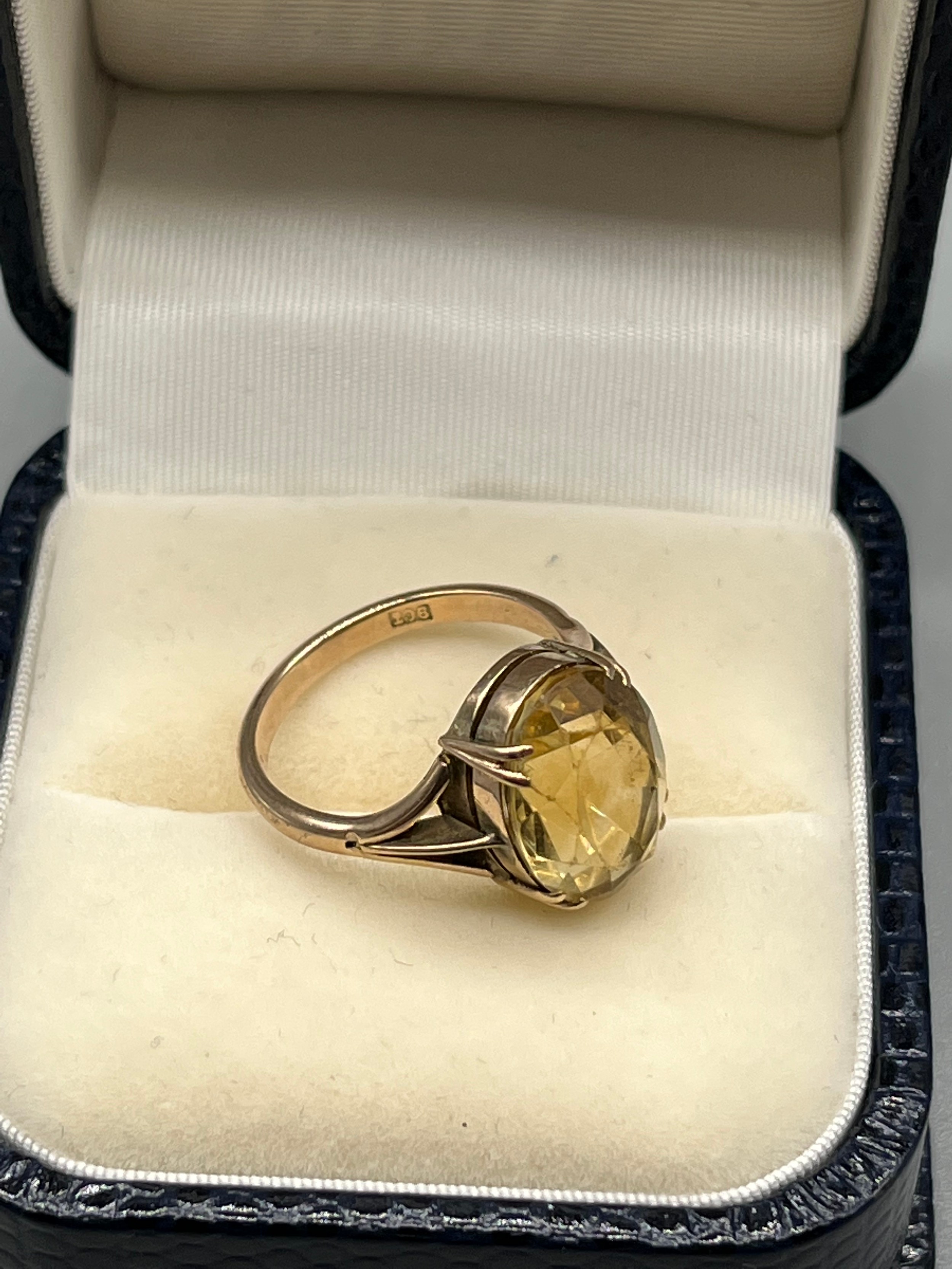 A 9ct gold and Citrine style stone ring. [3.36grams] [Ring size K] - Image 2 of 2