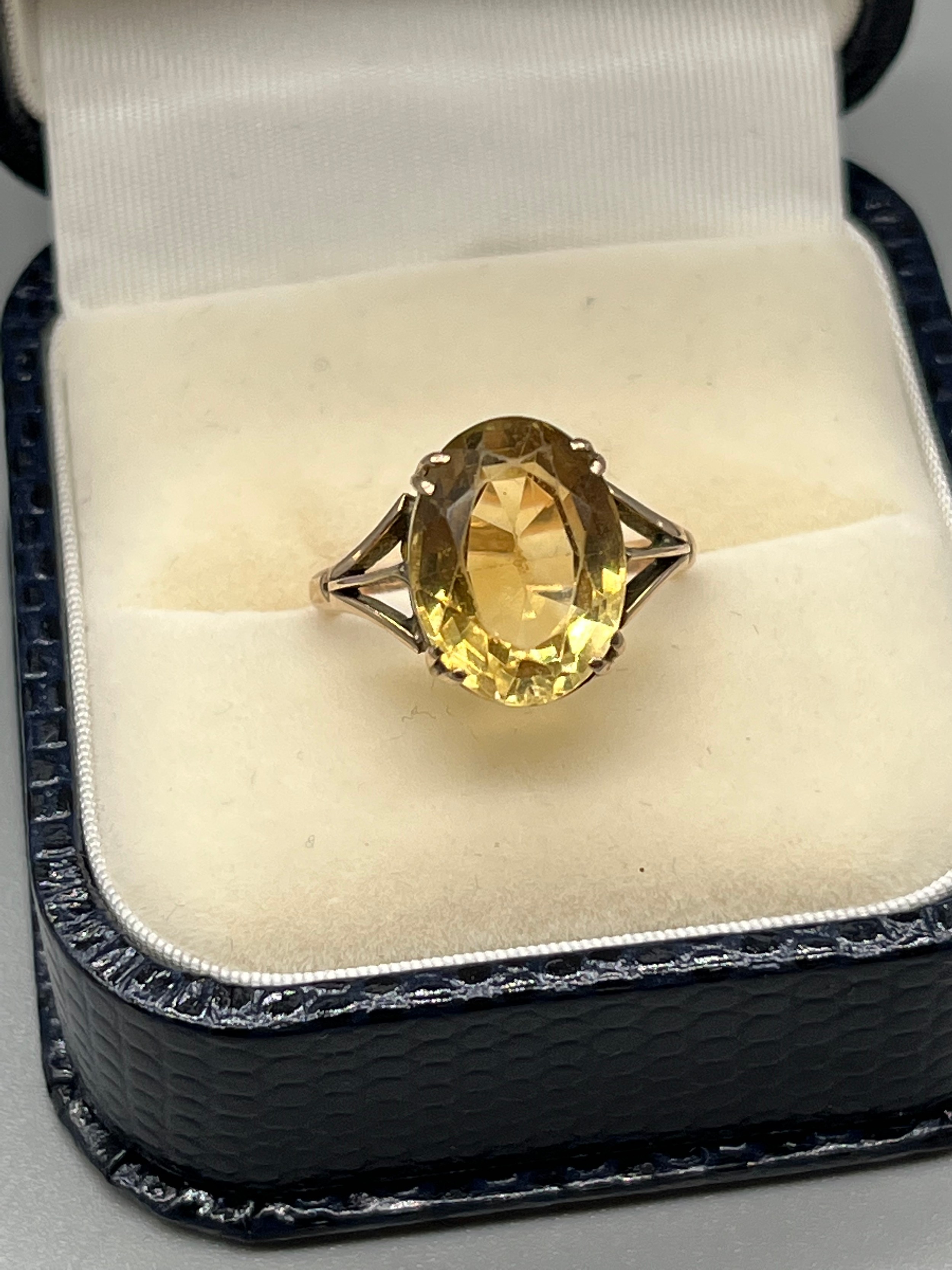 A 9ct gold and Citrine style stone ring. [3.36grams] [Ring size K]