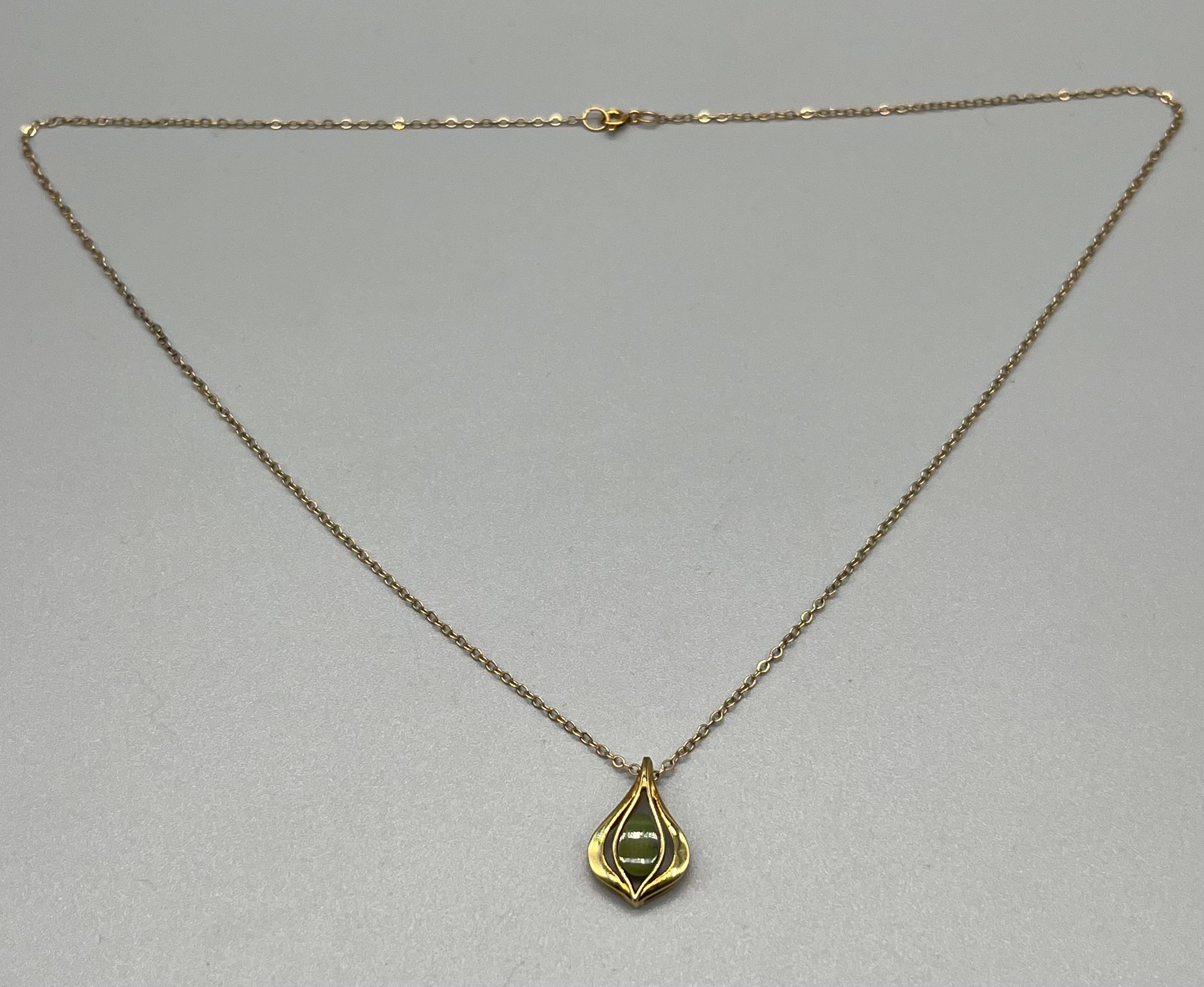 A 9ct gold pendant set with a jade stone and a 9ct gold necklace. [3.10grams] - Image 2 of 4