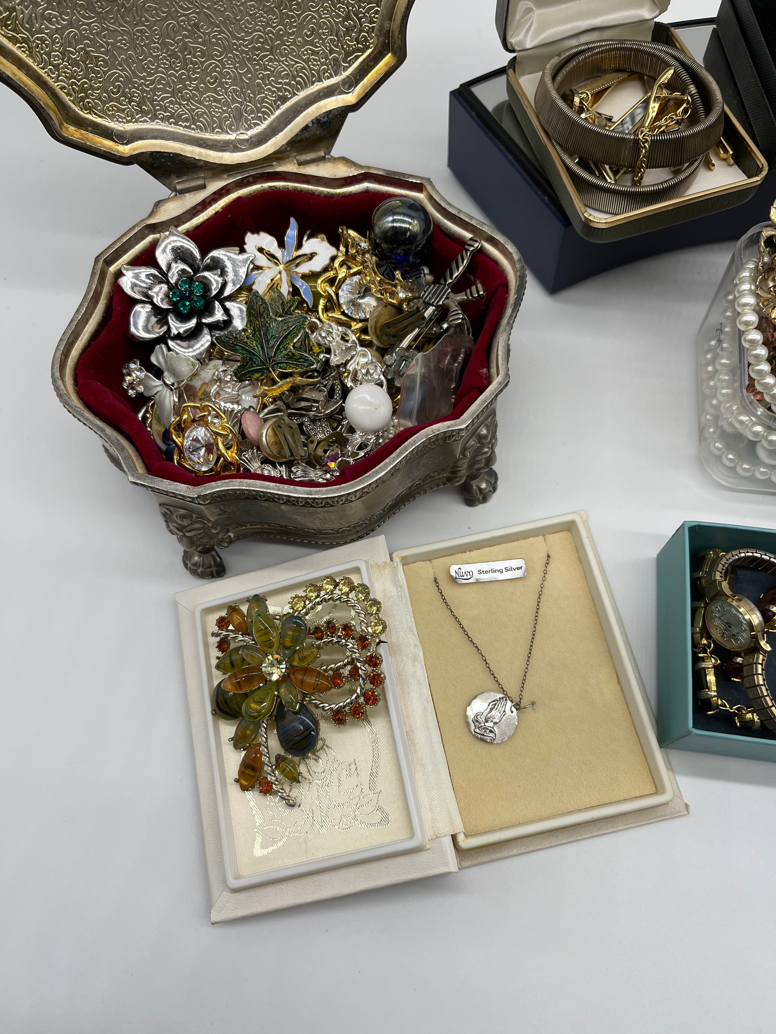 A Selection of costume jewellery necklaces and brooches - Image 3 of 4