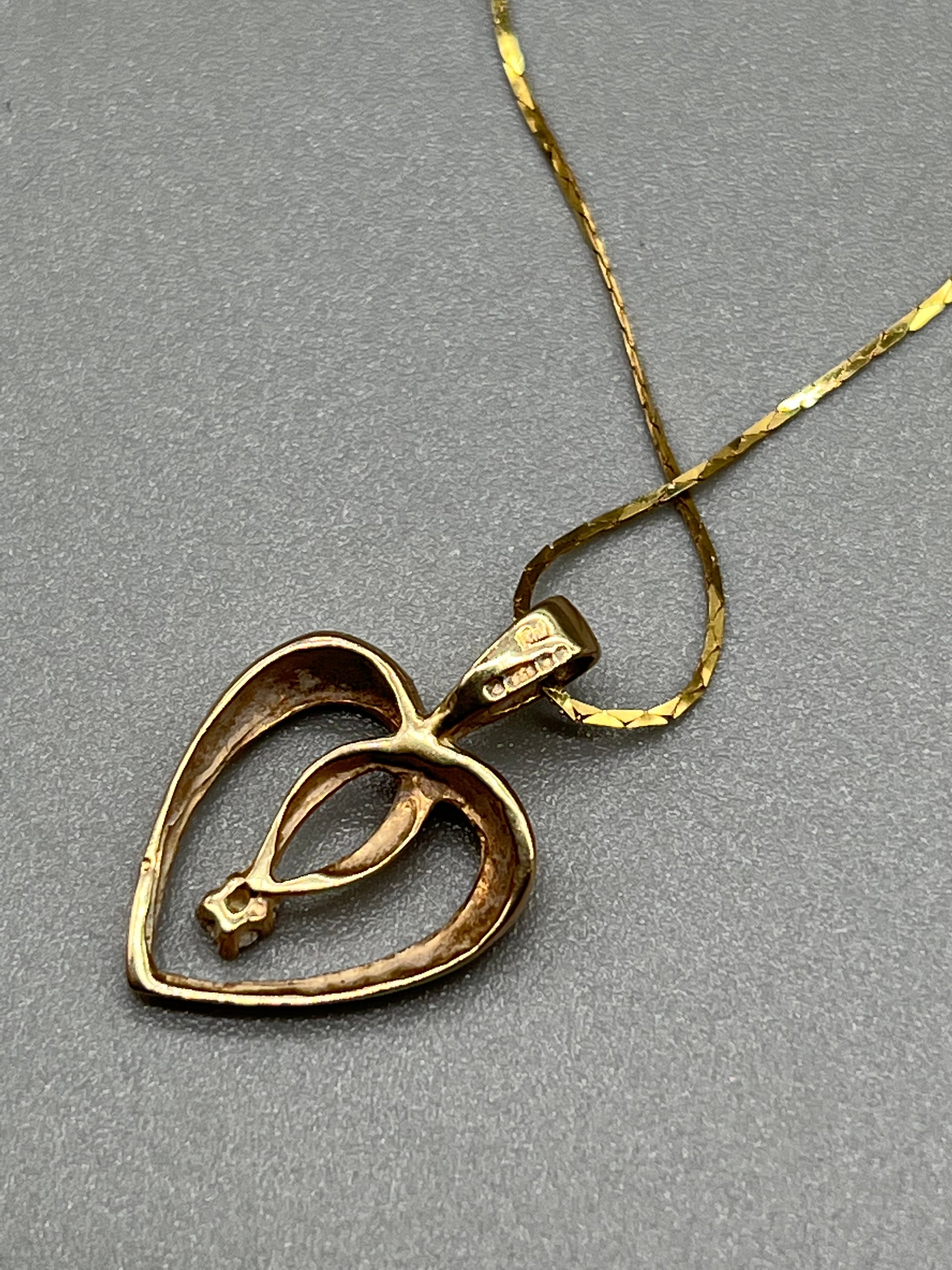 A 9ct gold heart shaped pendant set with a single diamond and comes with a 9ct gold necklace. [1. - Image 3 of 3