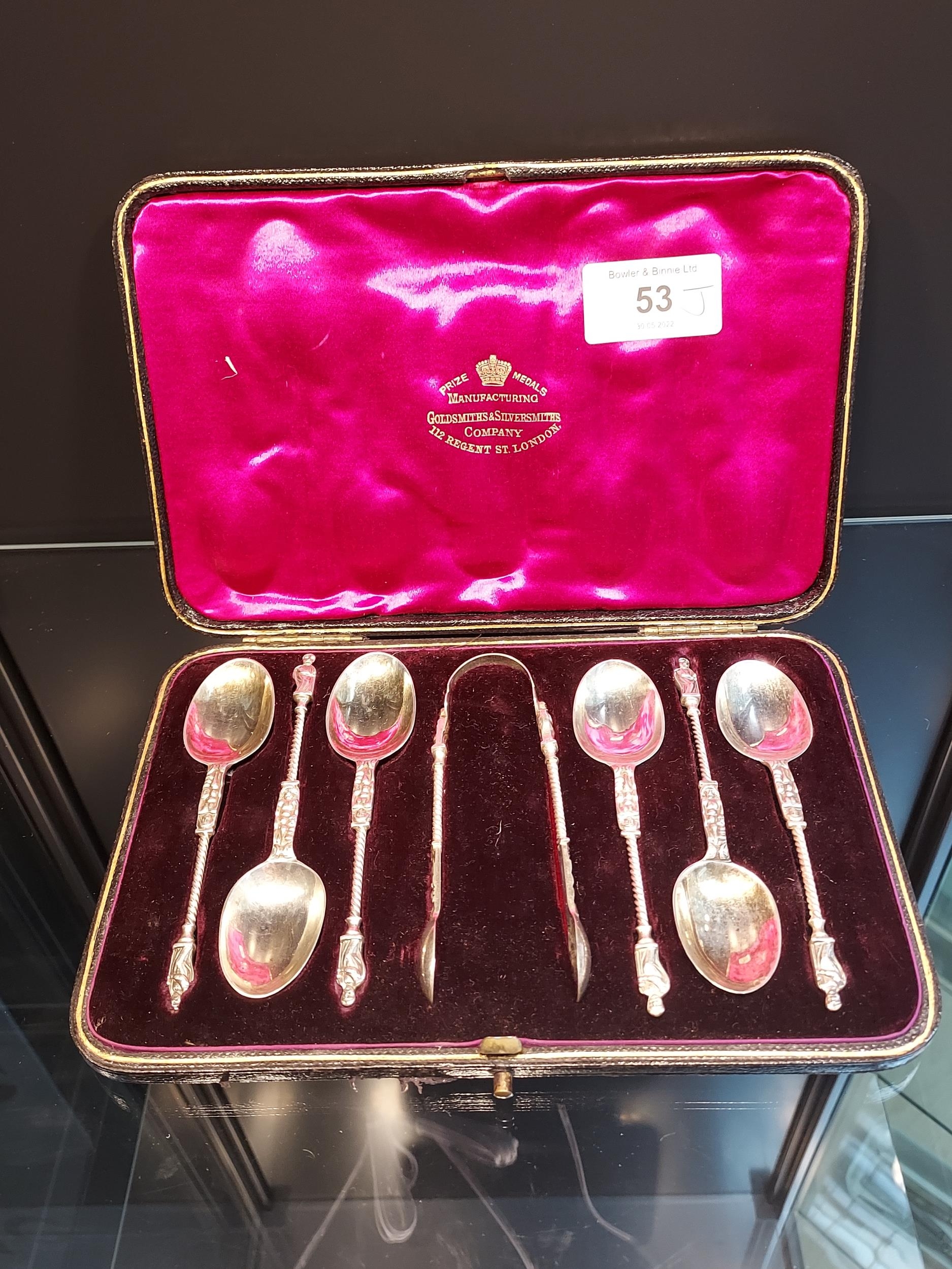 A Box set of 6 London silver apostle spoons and sugar tongs. Produced by Goldsmiths & Silversmiths