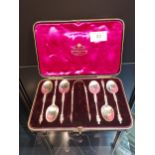 A Box set of 6 London silver apostle spoons and sugar tongs. Produced by Goldsmiths & Silversmiths