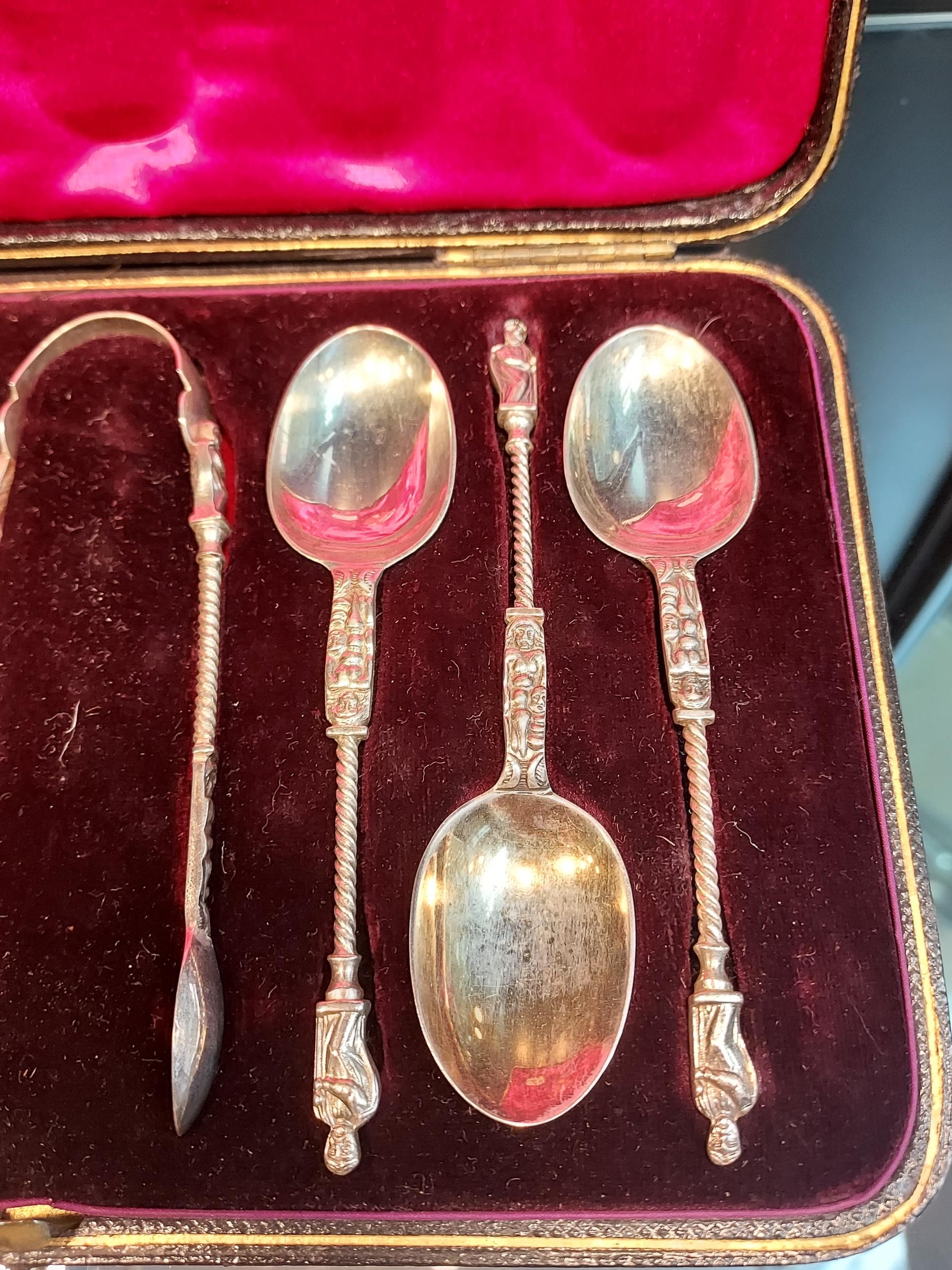 A Box set of 6 London silver apostle spoons and sugar tongs. Produced by Goldsmiths & Silversmiths - Image 2 of 3