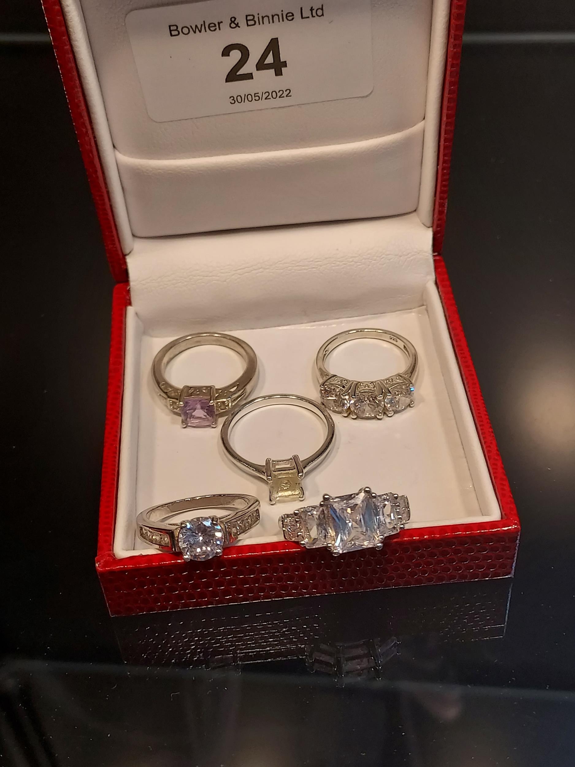 Five 925 silver ladies rings set with Iolite stones. 925 silver three stone iolite ring [Ring size - Image 2 of 3
