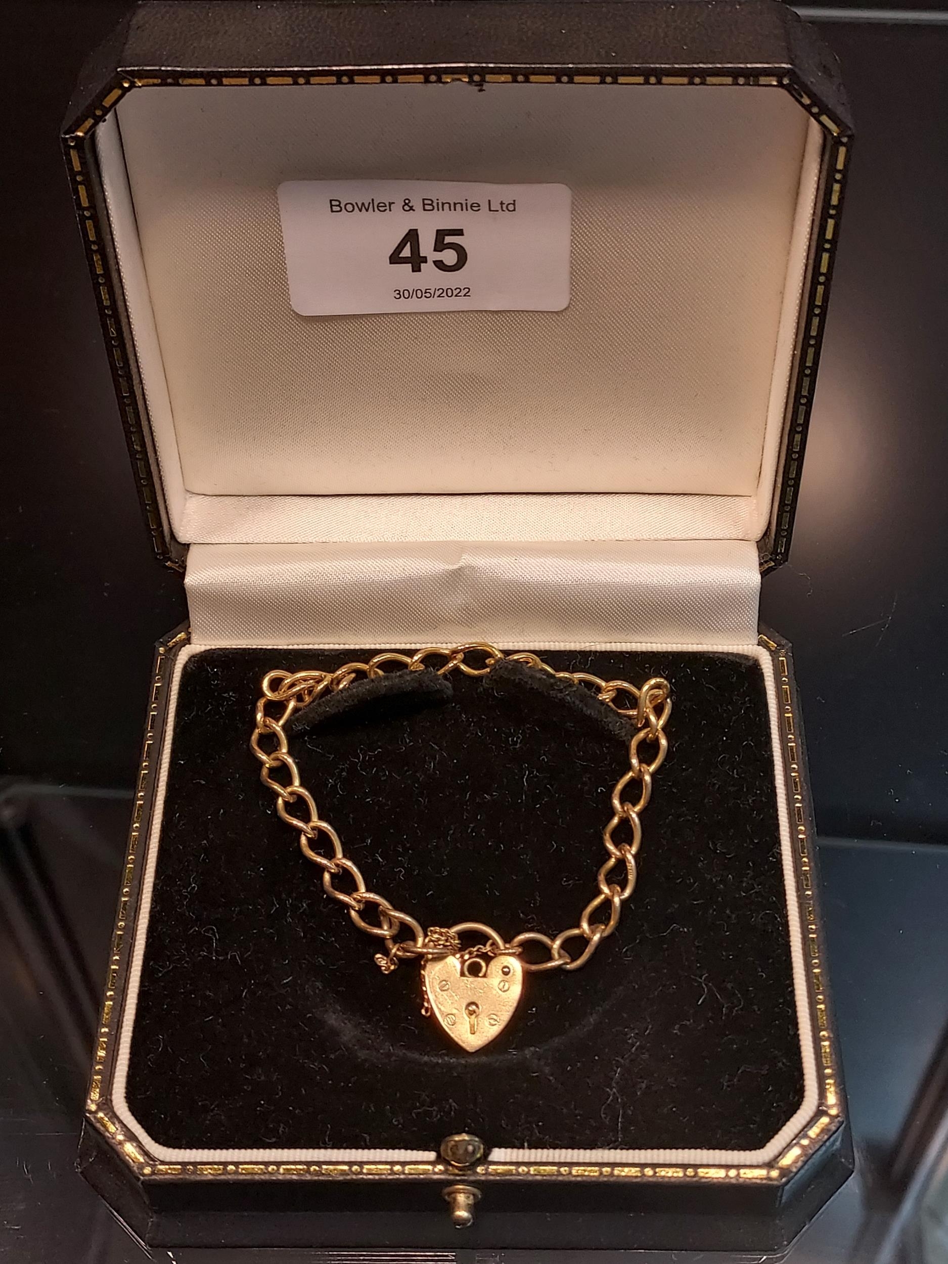 A 9ct yellow gold ladies belcher bracelet with a heart shaped locket. [8.20grams] [18cm length]