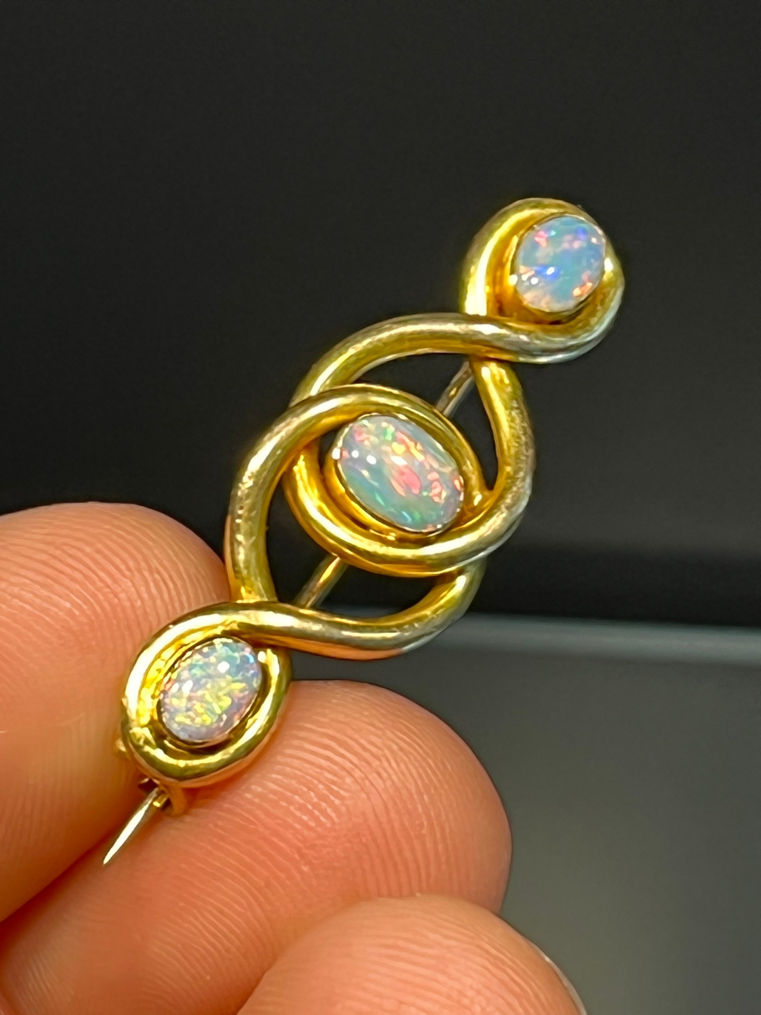 Antique ladies 15ct yellow gold and opal stone brooch. [ Centre Opal- 6.5x4.7mm] [4.38grams] - Image 2 of 2