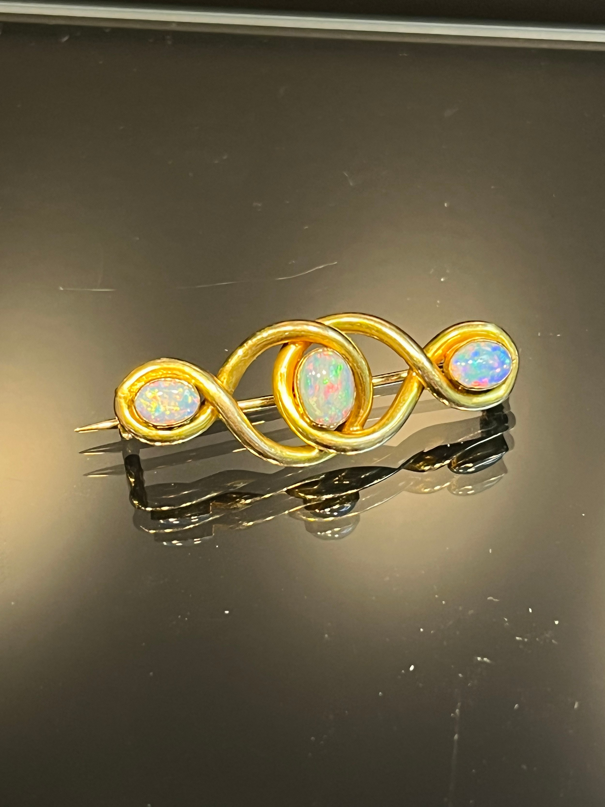 Antique ladies 15ct yellow gold and opal stone brooch. [ Centre Opal- 6.5x4.7mm] [4.38grams]