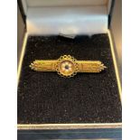 Antique 15ct yellow gold bar brooch set with a single sapphire surrounded by seed pearls. [3.