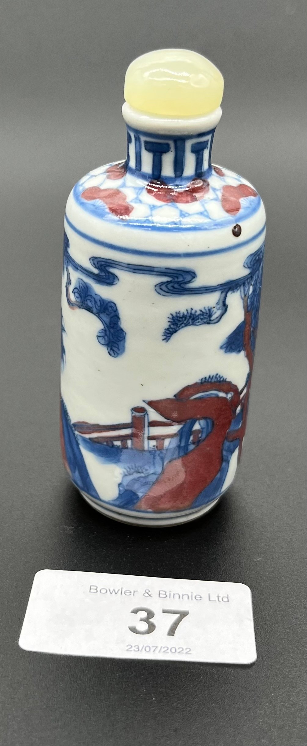 A Chinese Yongzheng 1723-1735 hand painted snuff bottle, fitted with a jade lid. [9cm high] - Image 2 of 4