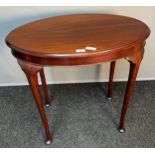 Oval window table, raised on turned legs ending in pad feet [71x76x50cm]