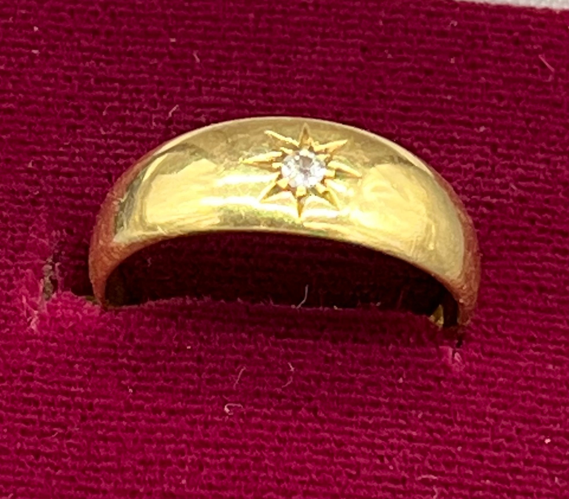 18ct yellow gold [Chester] and single diamond Gent's Ring. [Ring size Q] [4.11Grams]