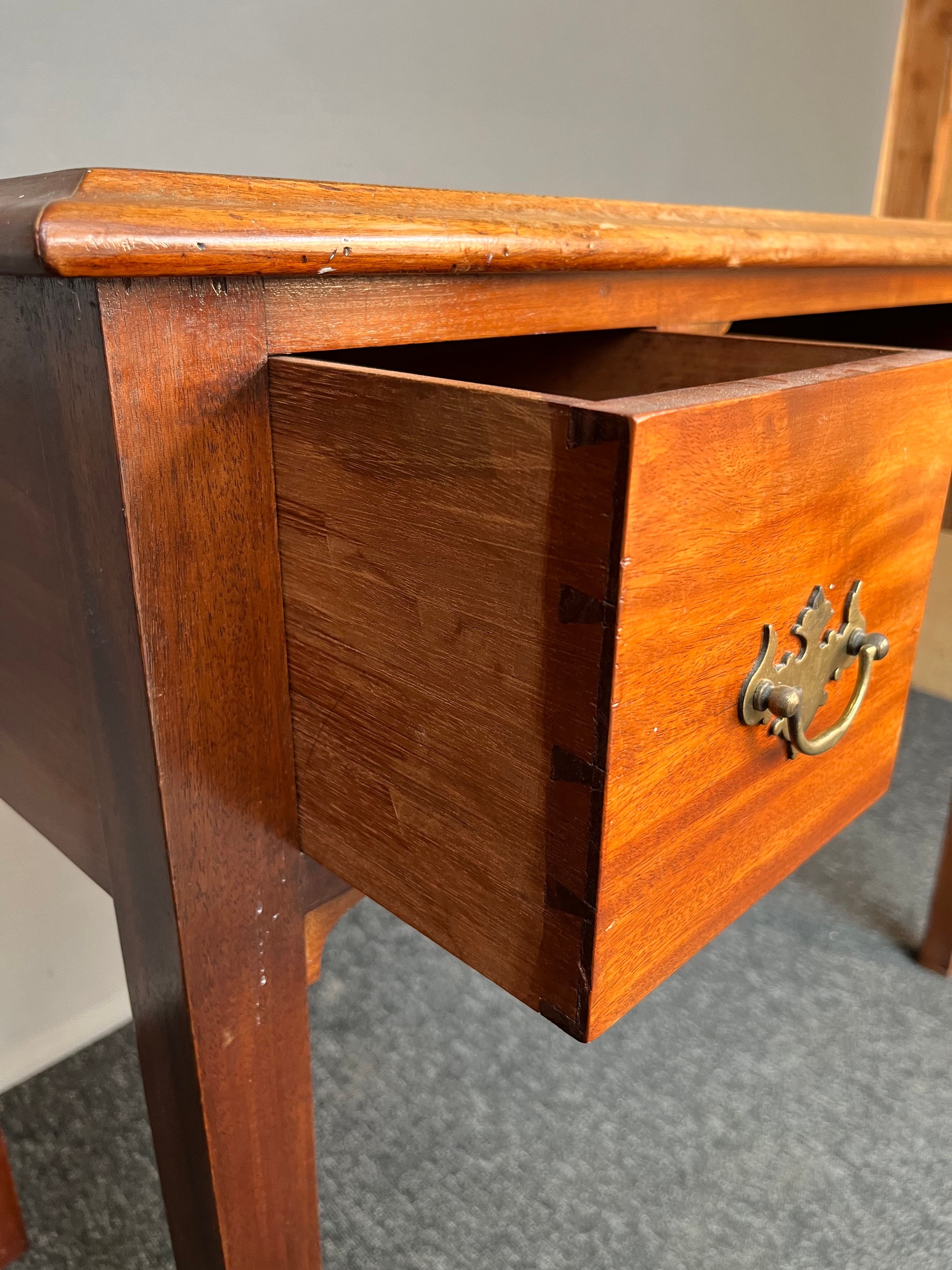 Antique style knee hole desk, the rectangular top above two small square drawers, raised on square - Image 3 of 3
